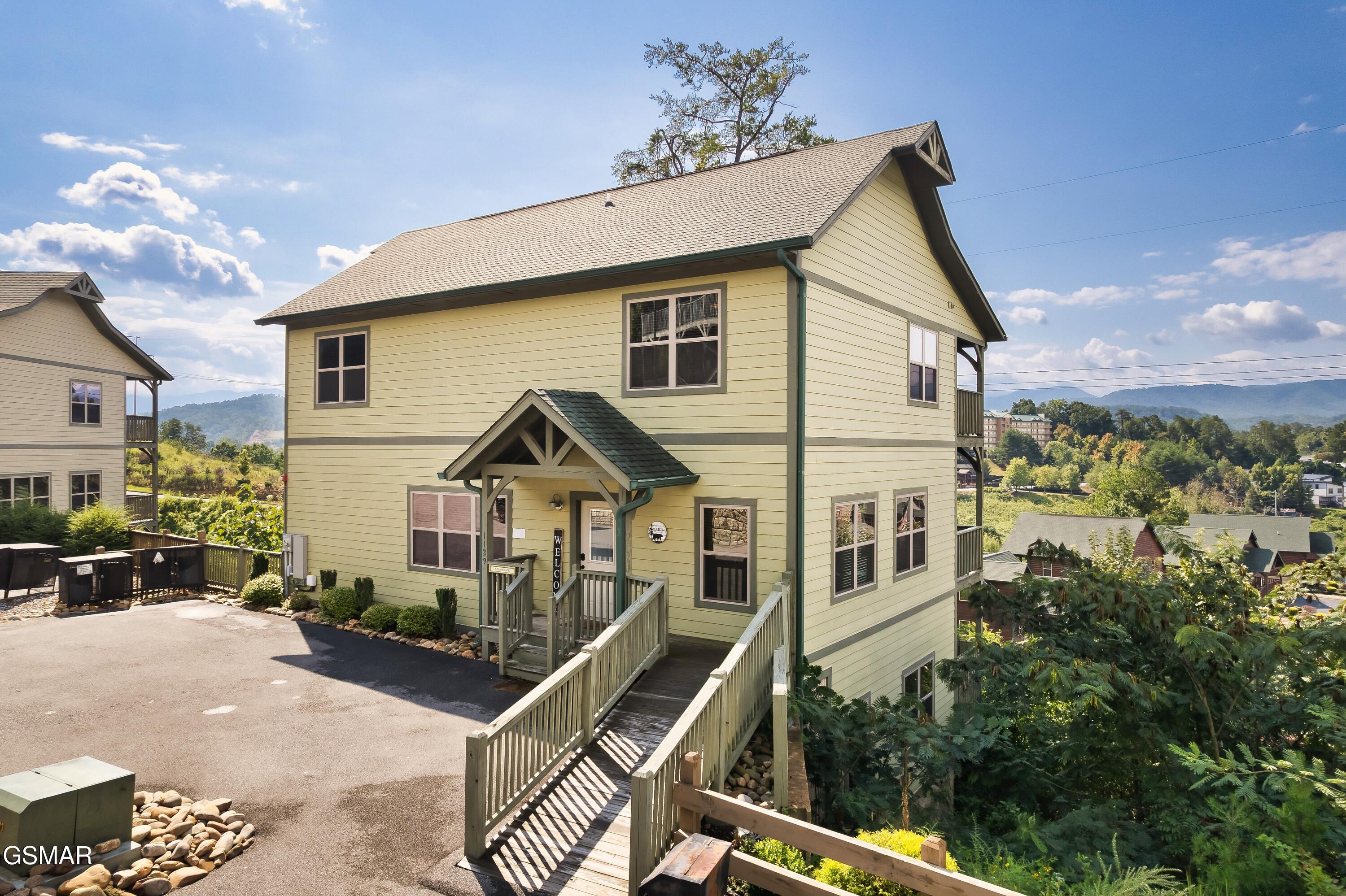 1129 Cove Falls Way Pigeon Forge TN 37863