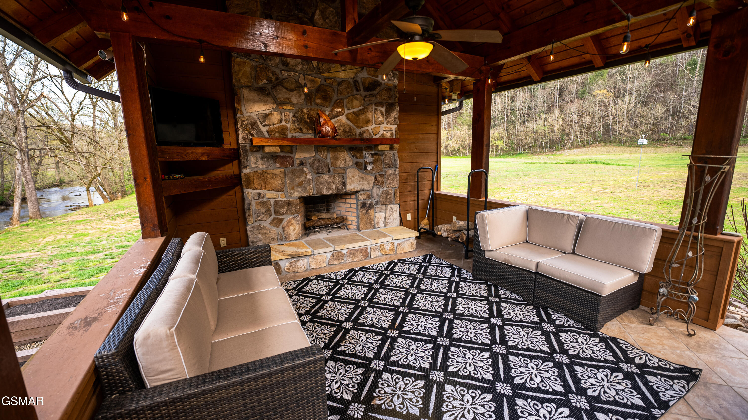 4242 Pearl Valley Road Sevierville TN 37876