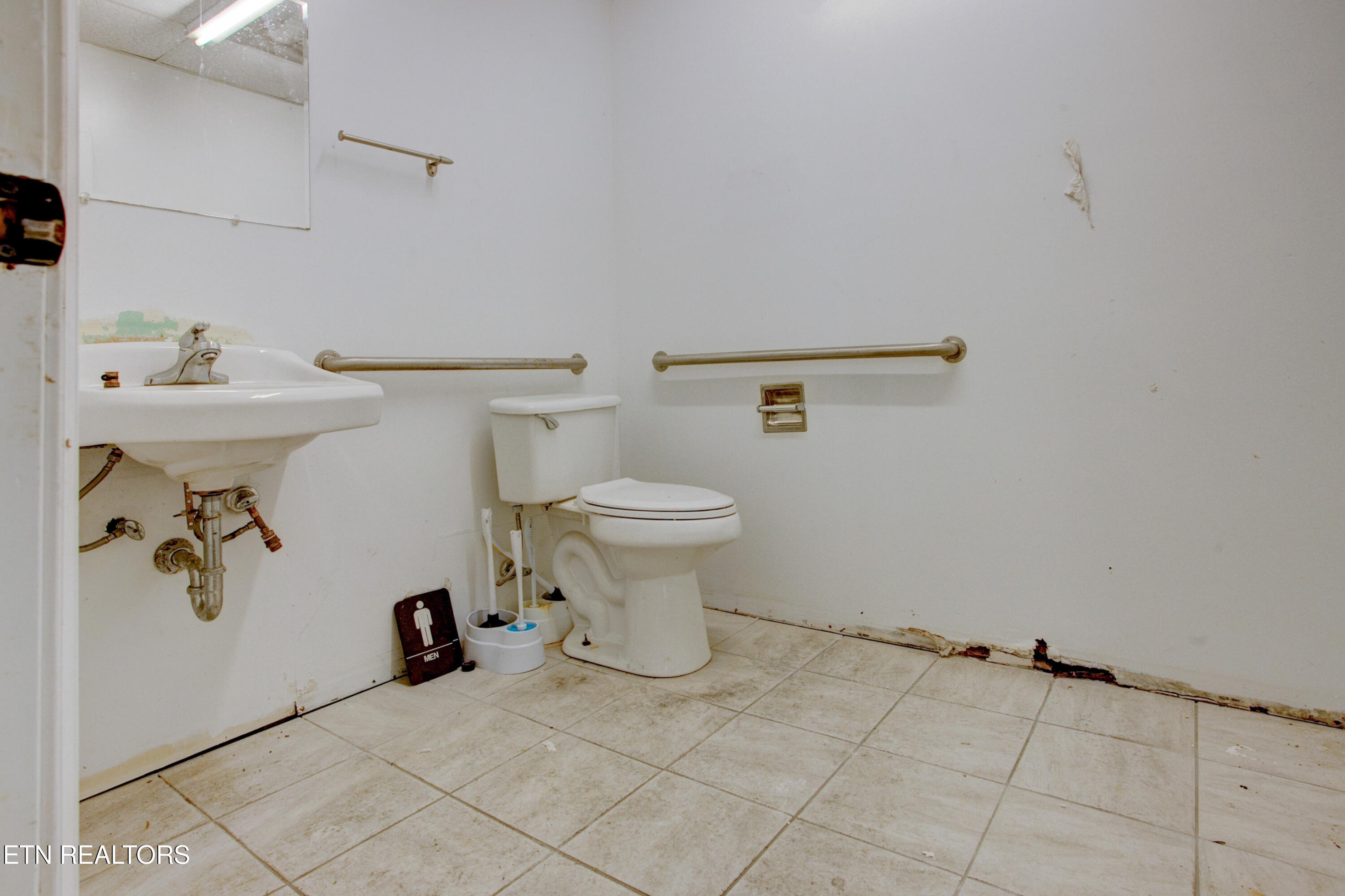 2560 Winfield Dunn Parkway Kodak TN 37764