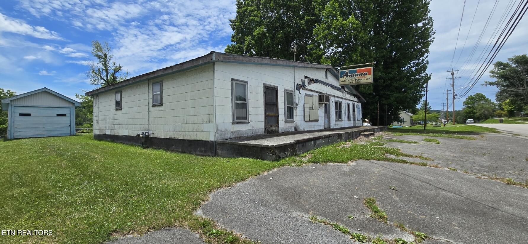 599 W 3rd Avenue Oneida TN 37841
