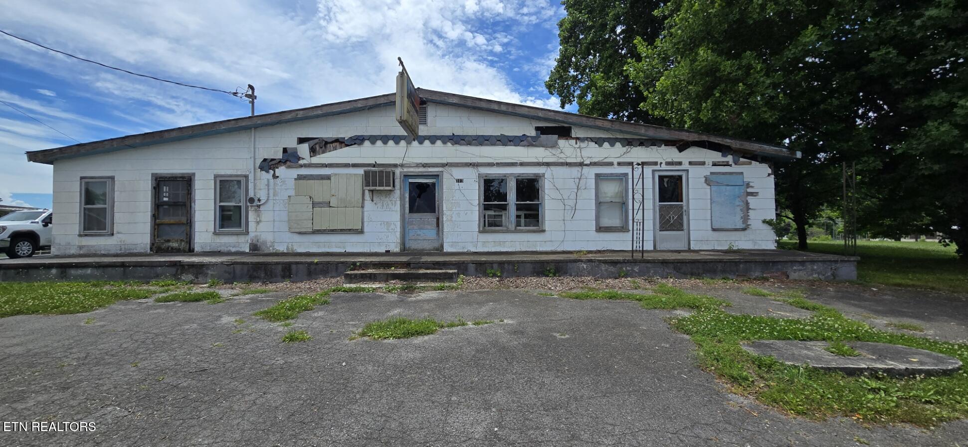 599 W 3rd Avenue Oneida TN 37841