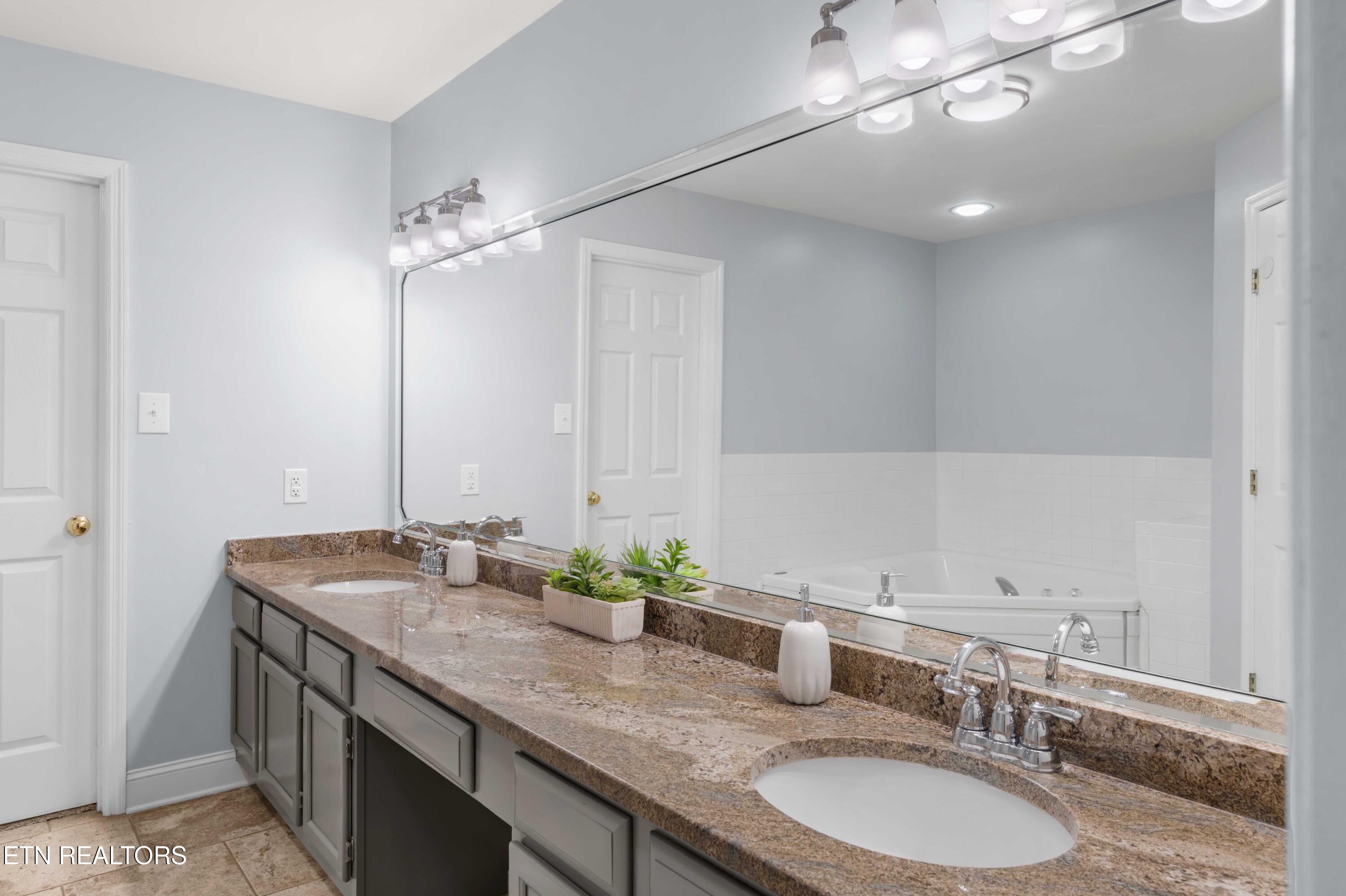 7359 Shalimar Point Way Knoxville TN 37918