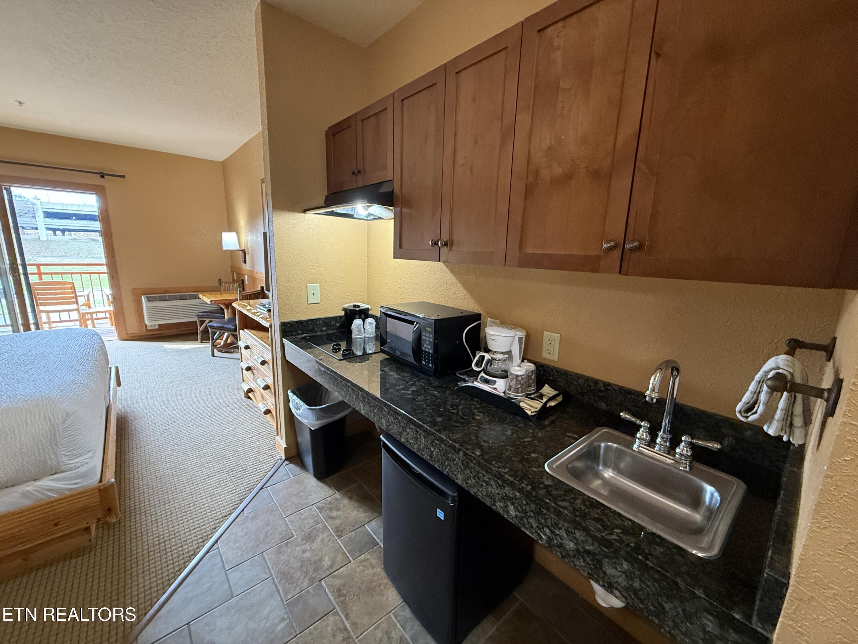 1424 Old Knoxville 13067/ 13069 Highway Sevierville TN 37876