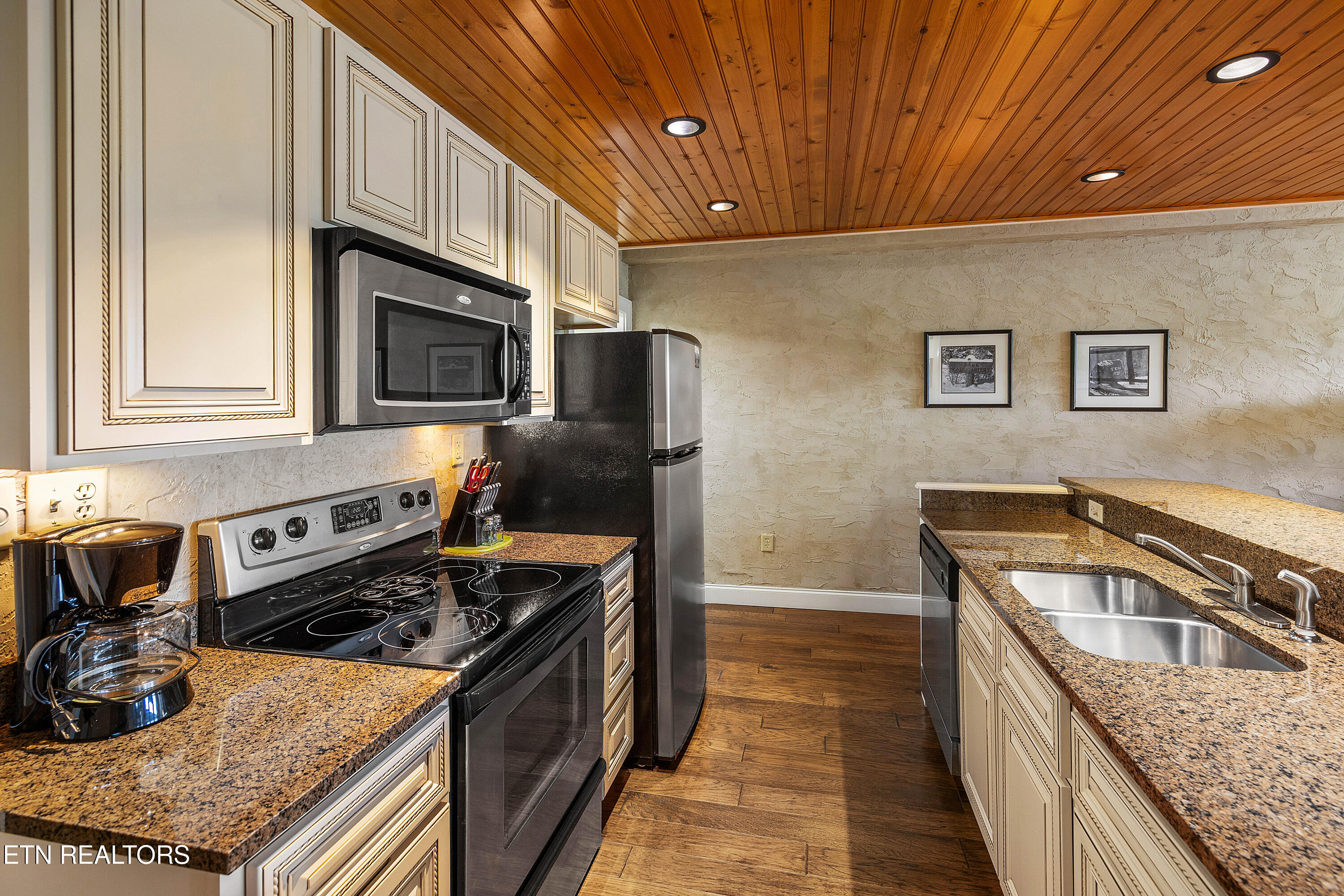 3415 Teaster Lane Pigeon Forge TN 37863