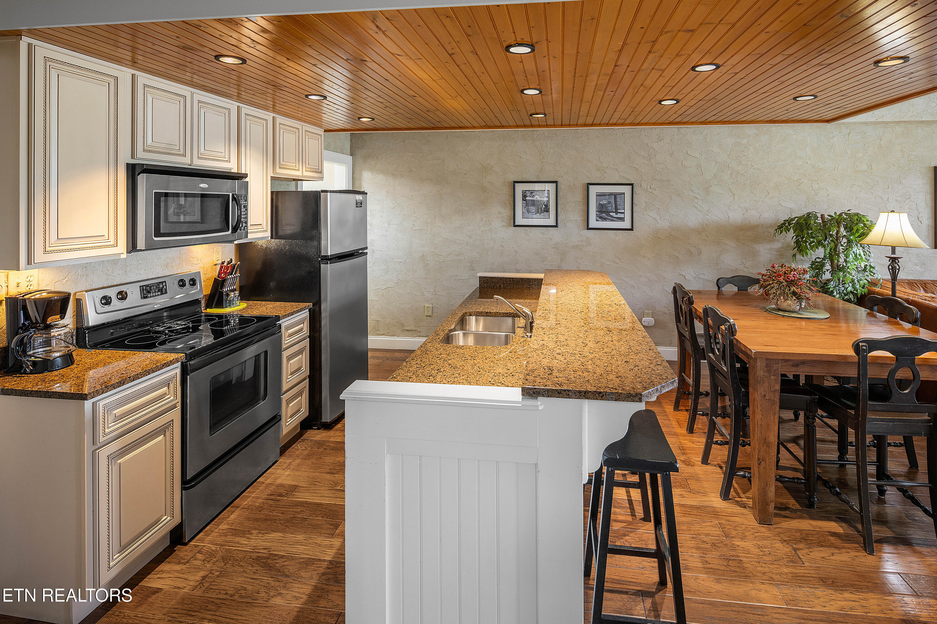 3415 Teaster Lane Pigeon Forge TN 37863