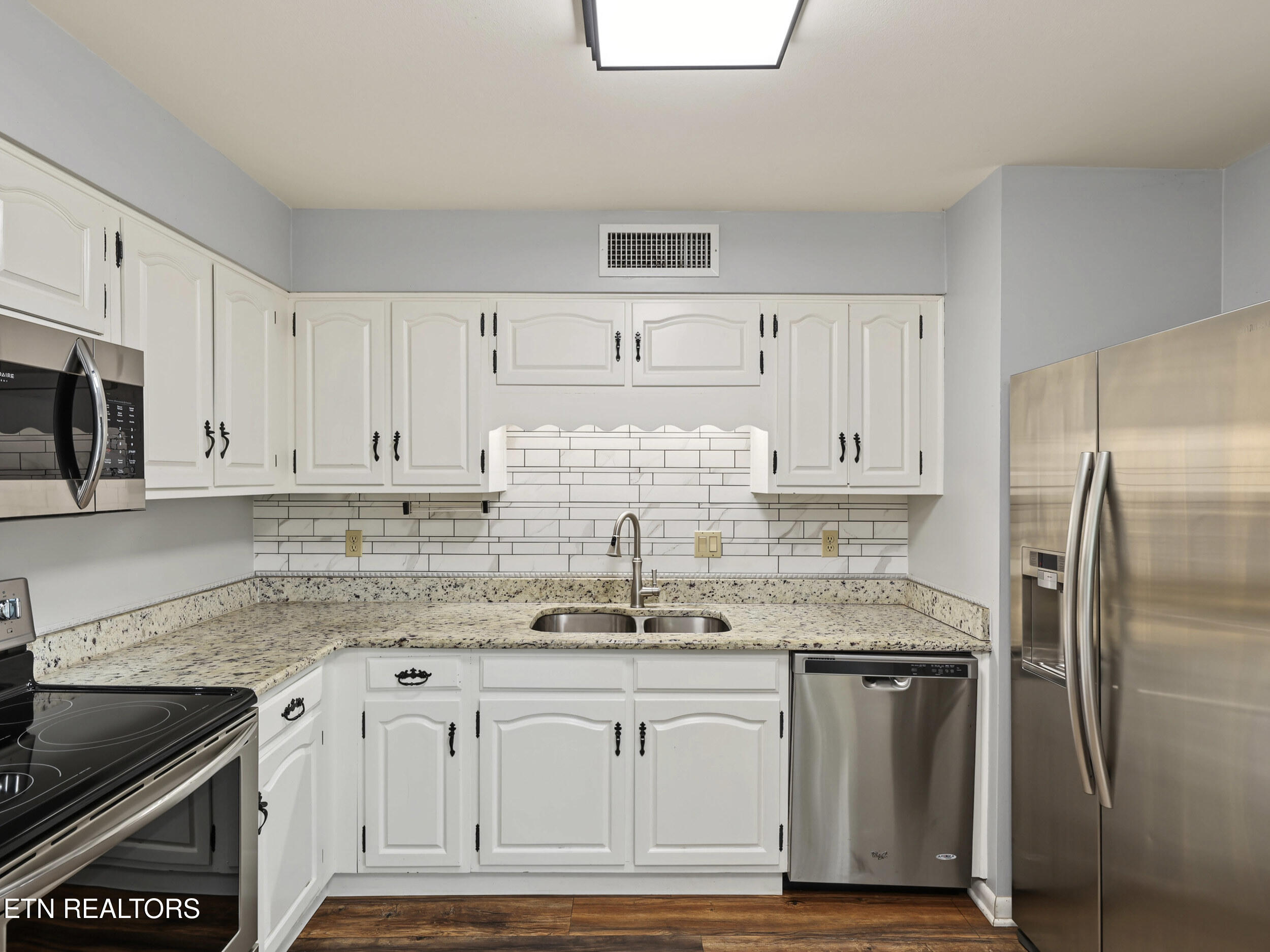 1852 Cherokee Bluff Drive Knoxville TN 37920