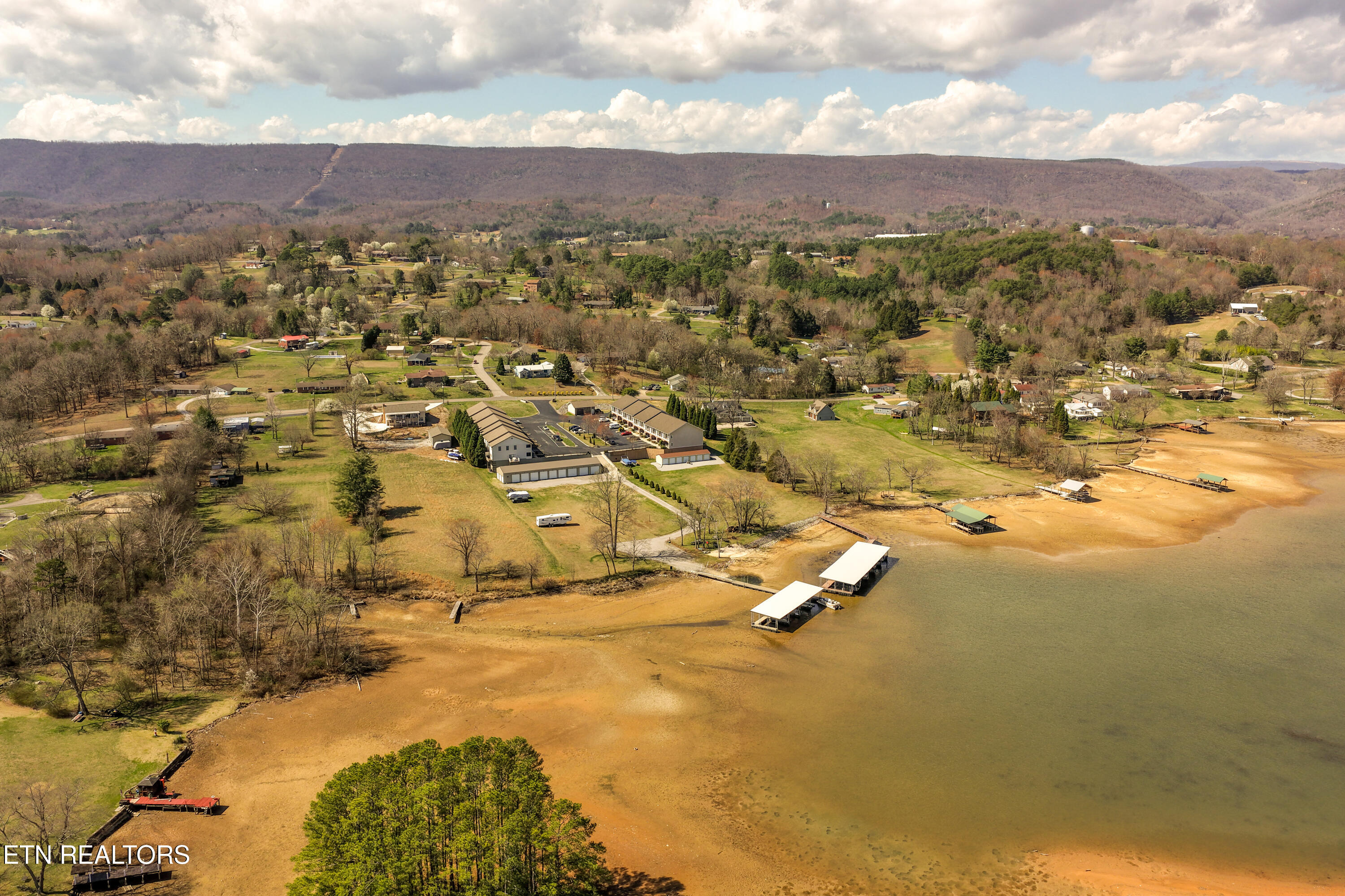 1235 New Lake Road Spring City TN 37381