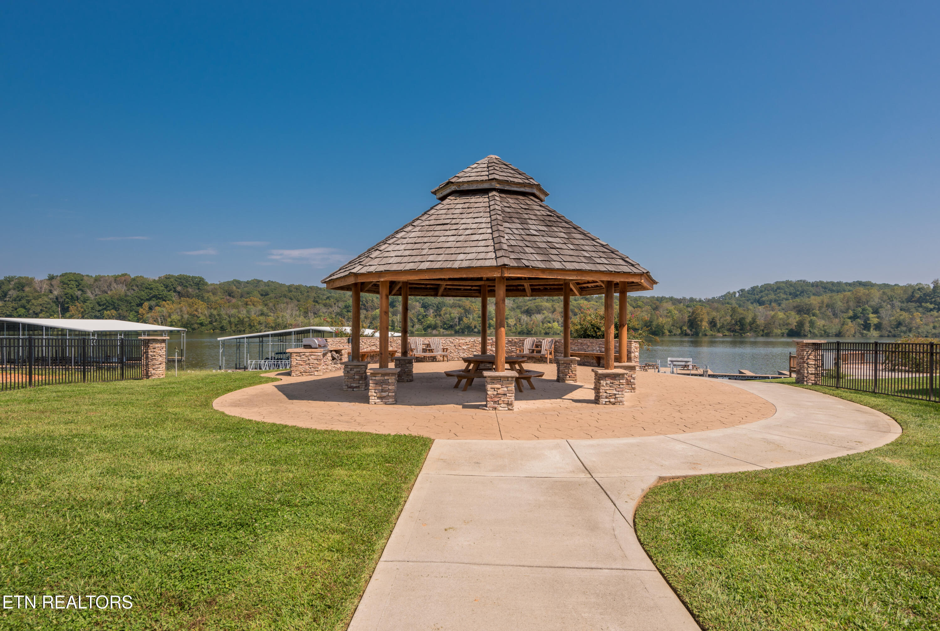 305 Charleston Light Loudon TN 37774