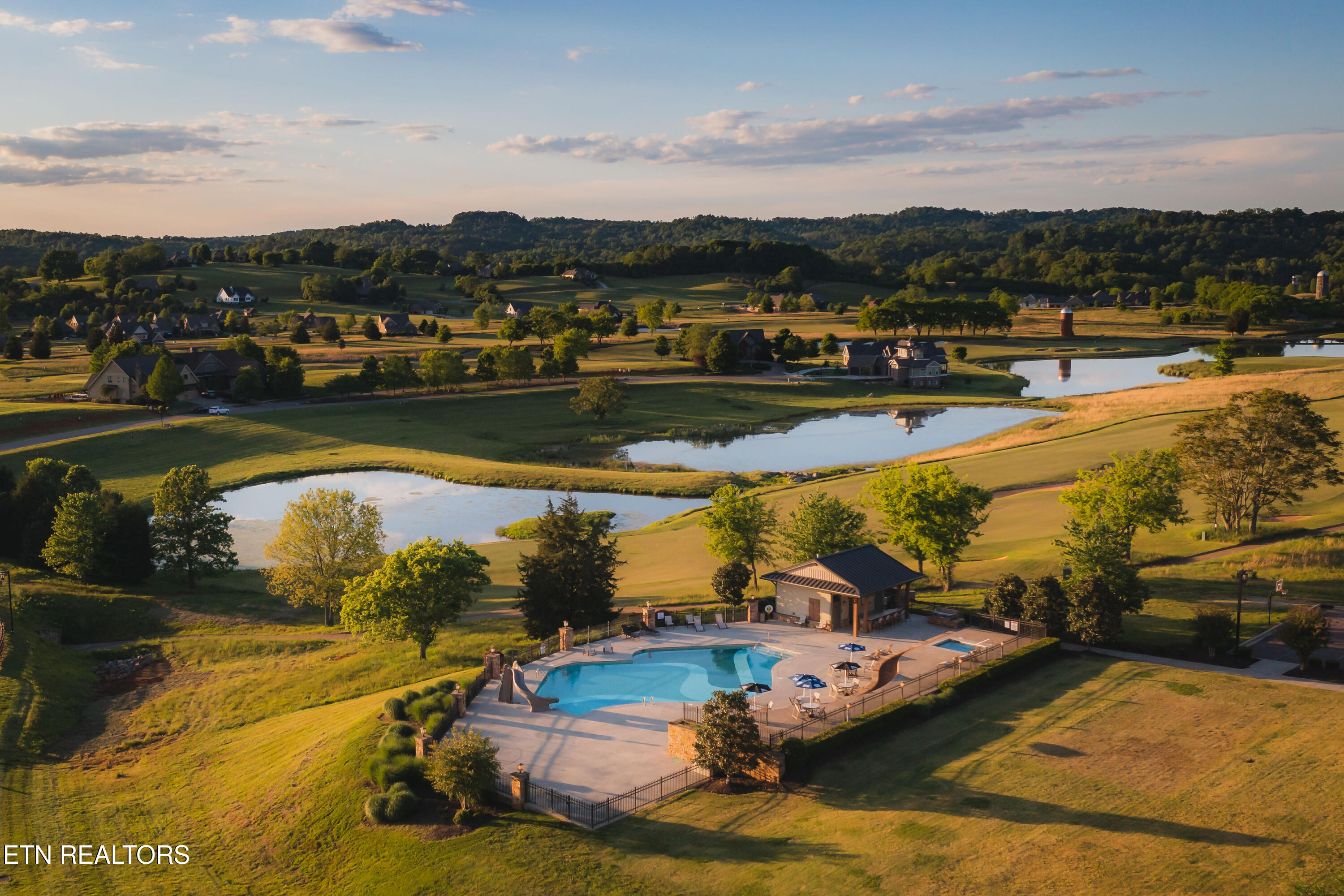 592 Old Barn Lane Loudon TN 37774