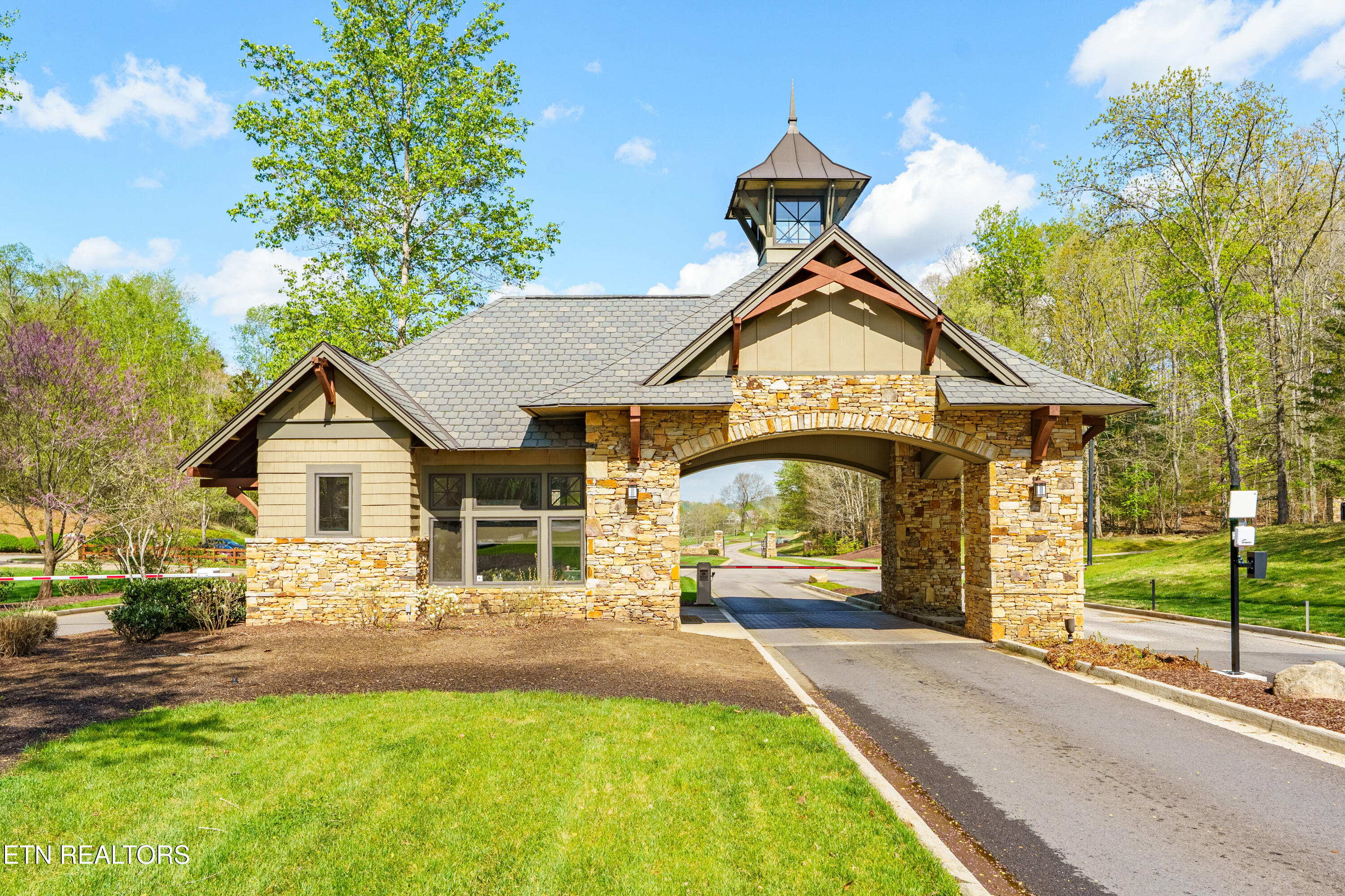 696 Black Bear Circle Loudon TN 37774
