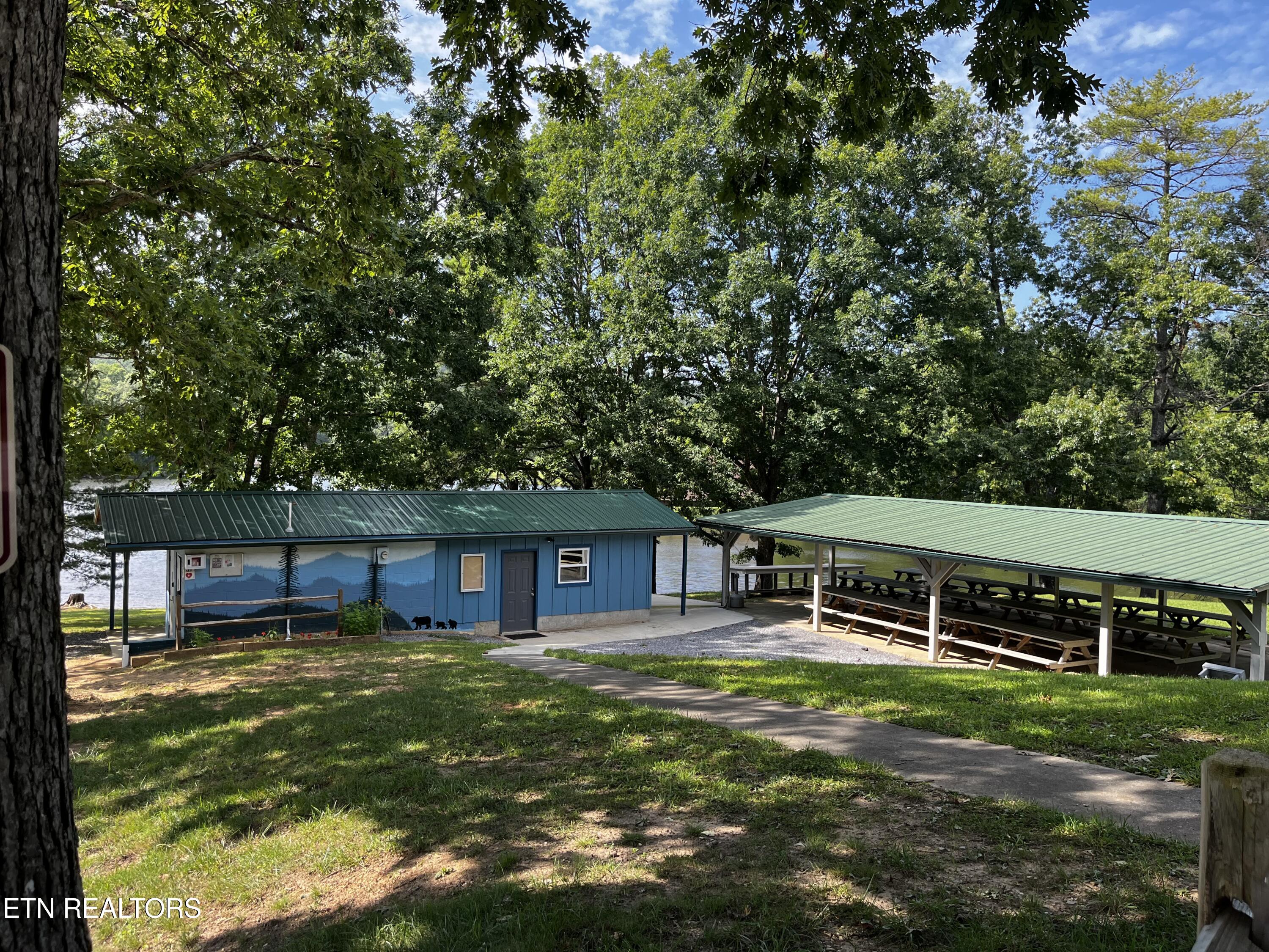 6871 Holiday Drive Tallassee TN 37878