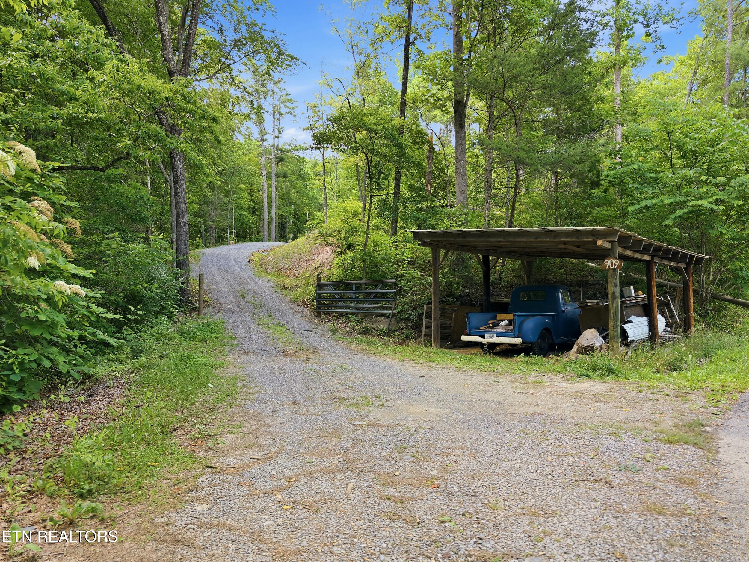 909 The Loop Road Walland TN 37886