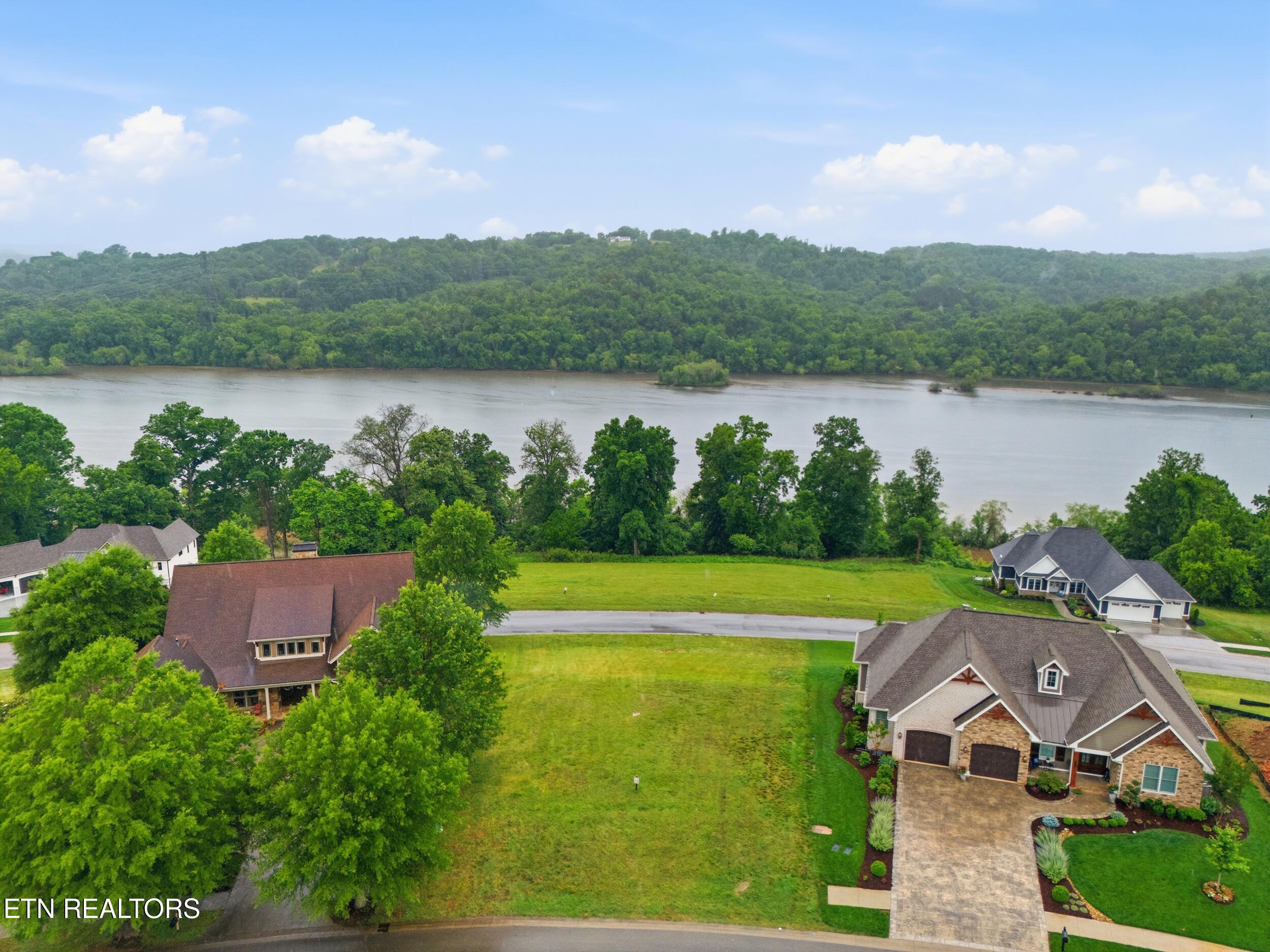 2327 Persimmon Loudon TN 37774