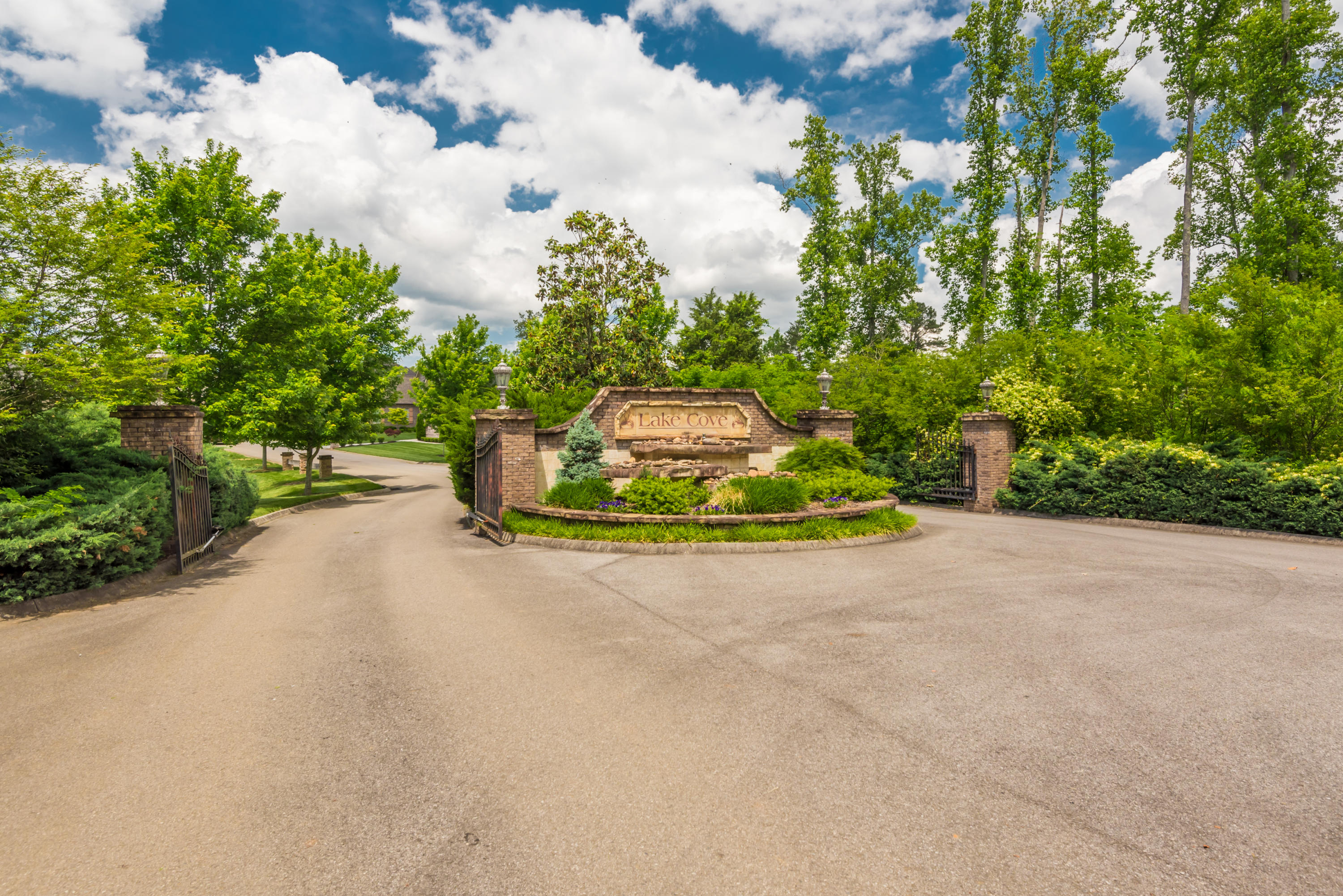 1607 Yachtsman Way Knoxville TN 37922