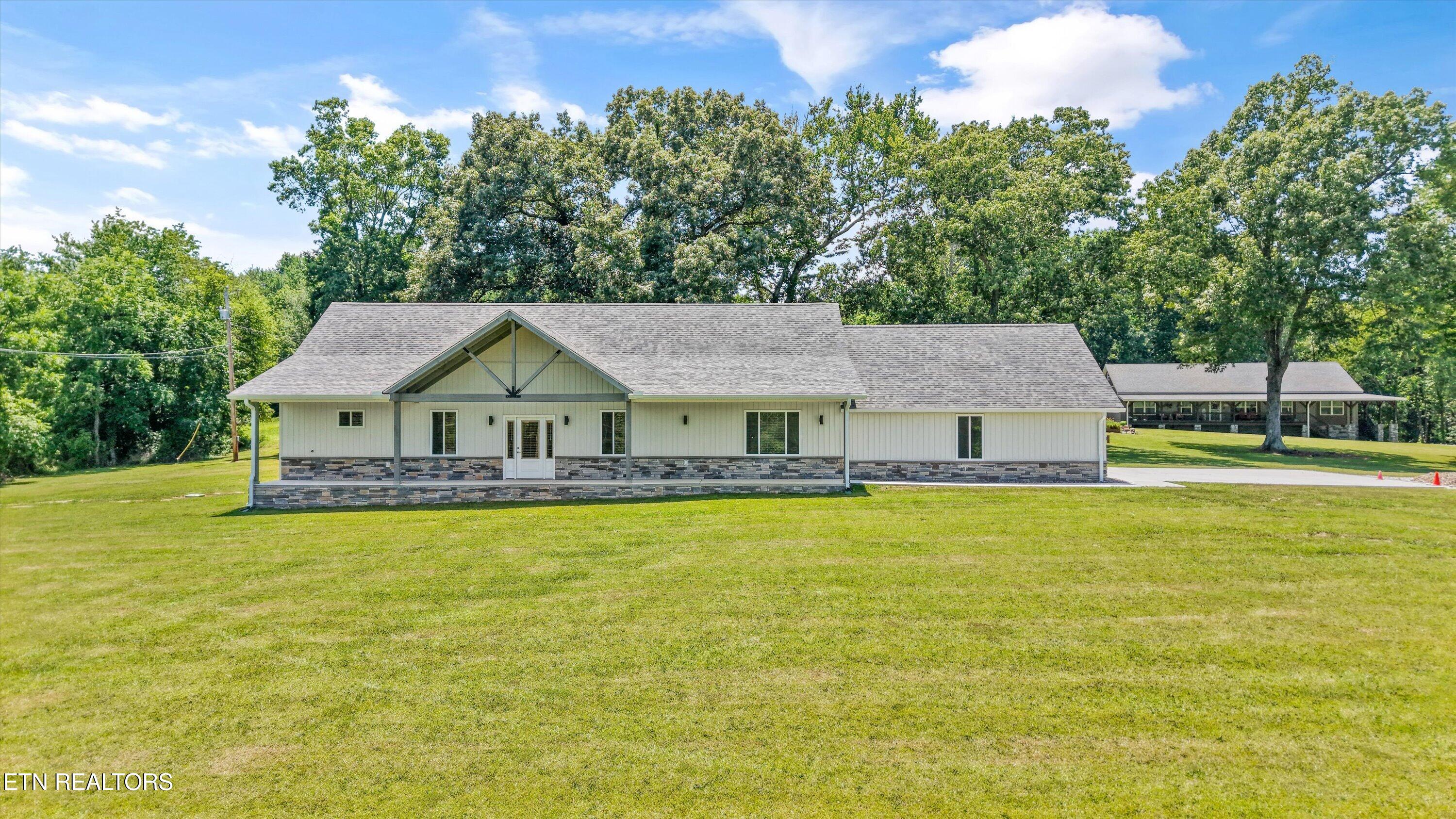 131 Burrville Road Sunbright TN 37872