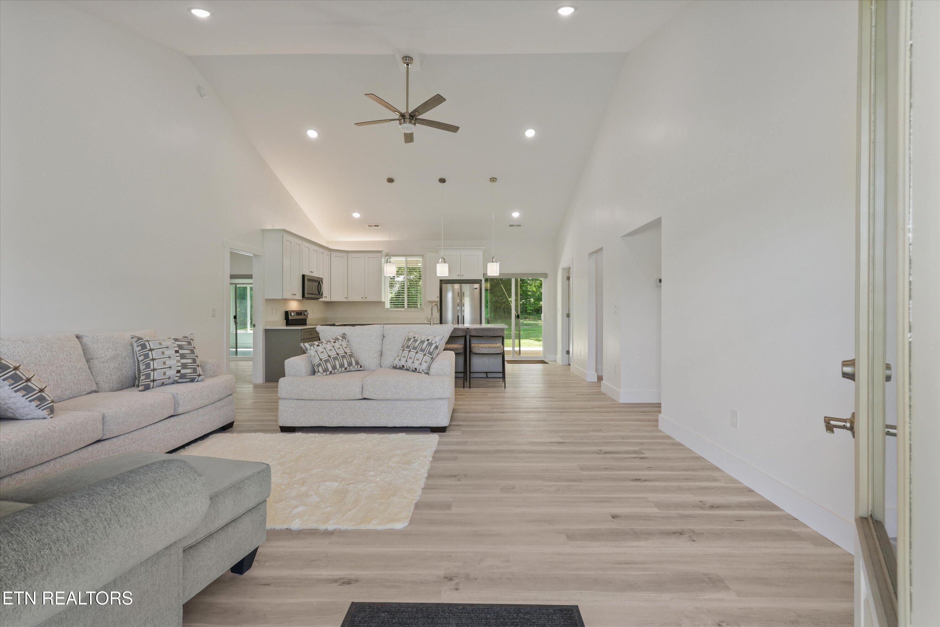 131 Burrville Road Sunbright TN 37872
