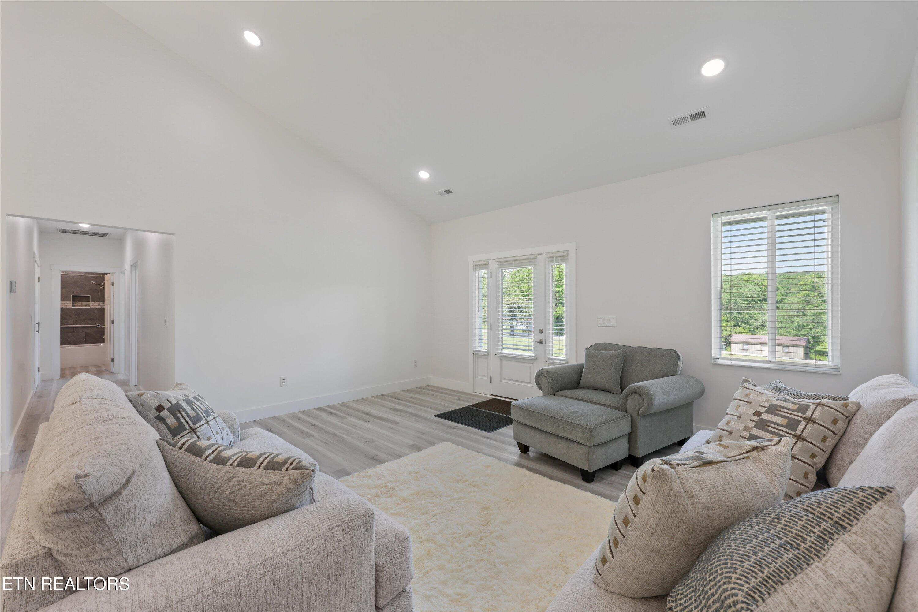 131 Burrville Road Sunbright TN 37872