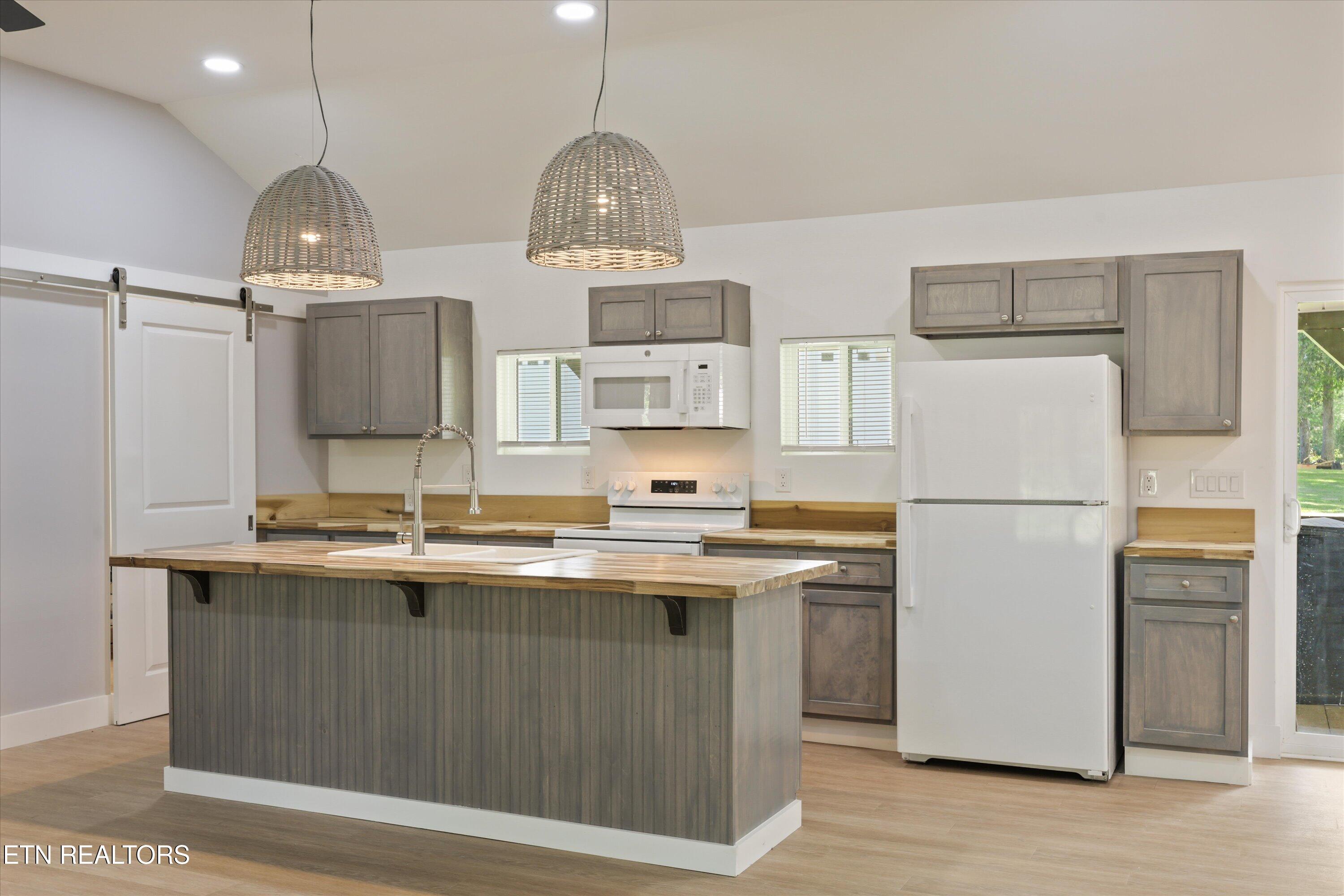 131 Burrville Road Sunbright TN 37872