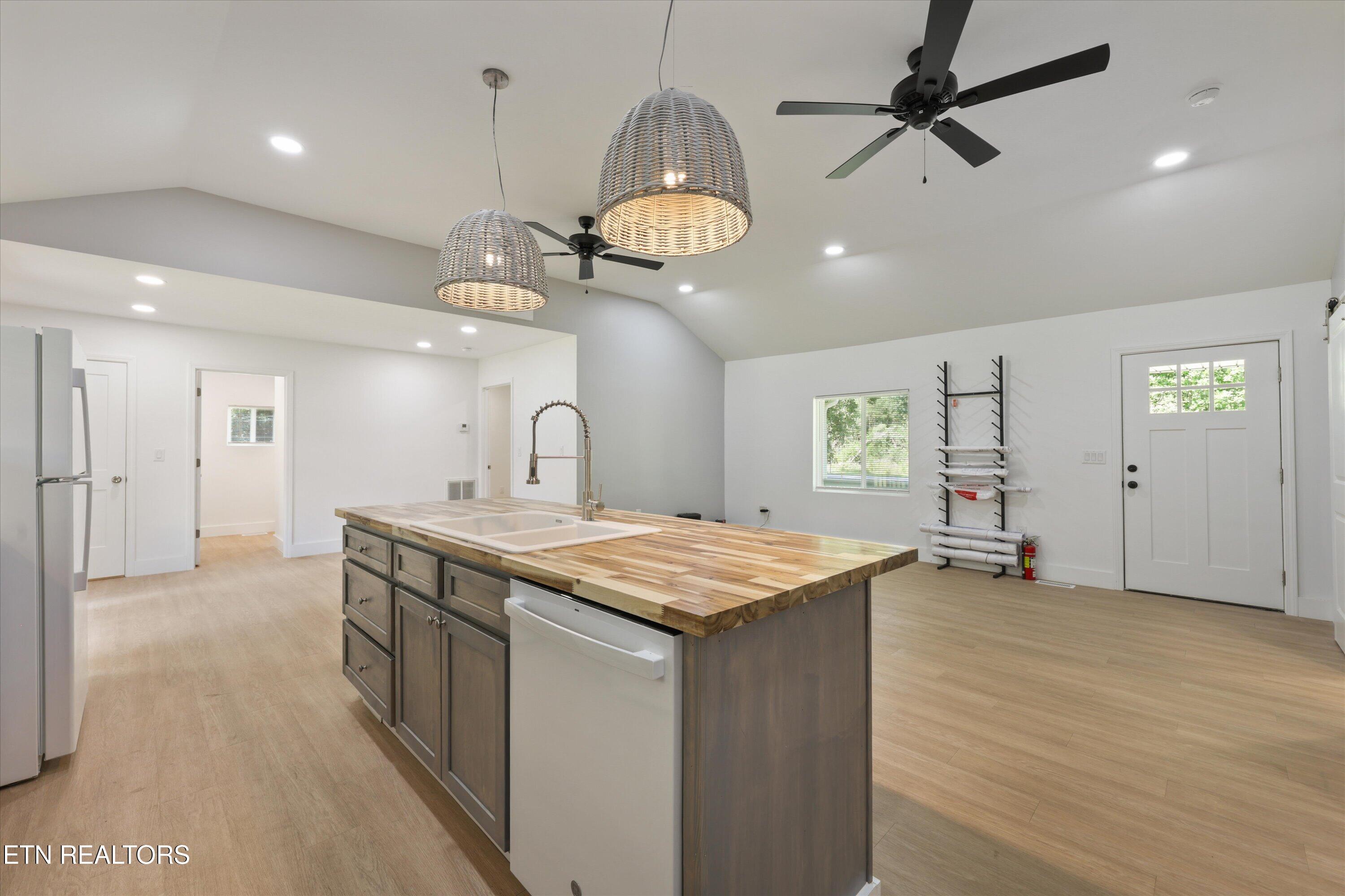 131 Burrville Road Sunbright TN 37872