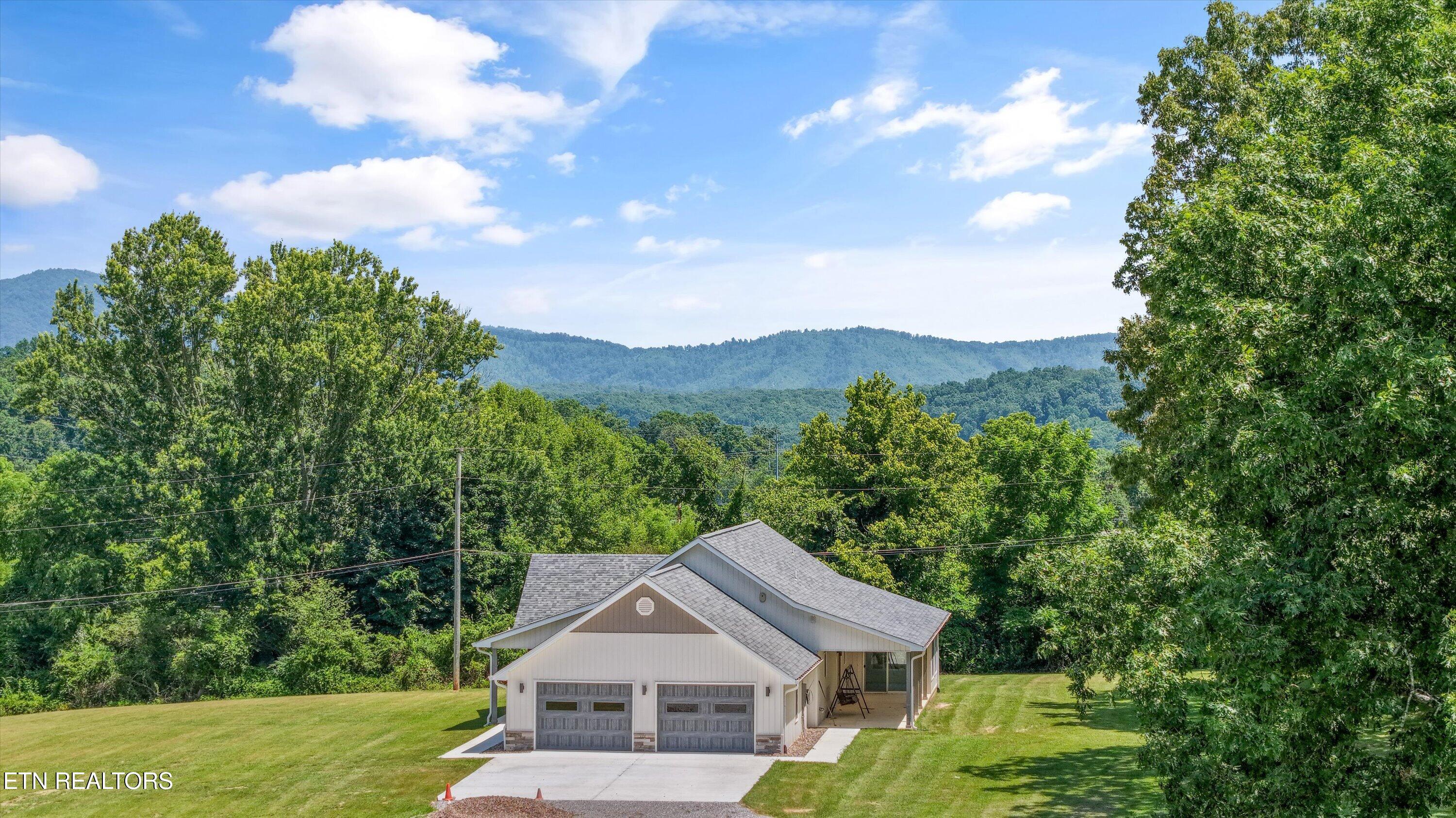 131 Burrville Road Sunbright TN 37872