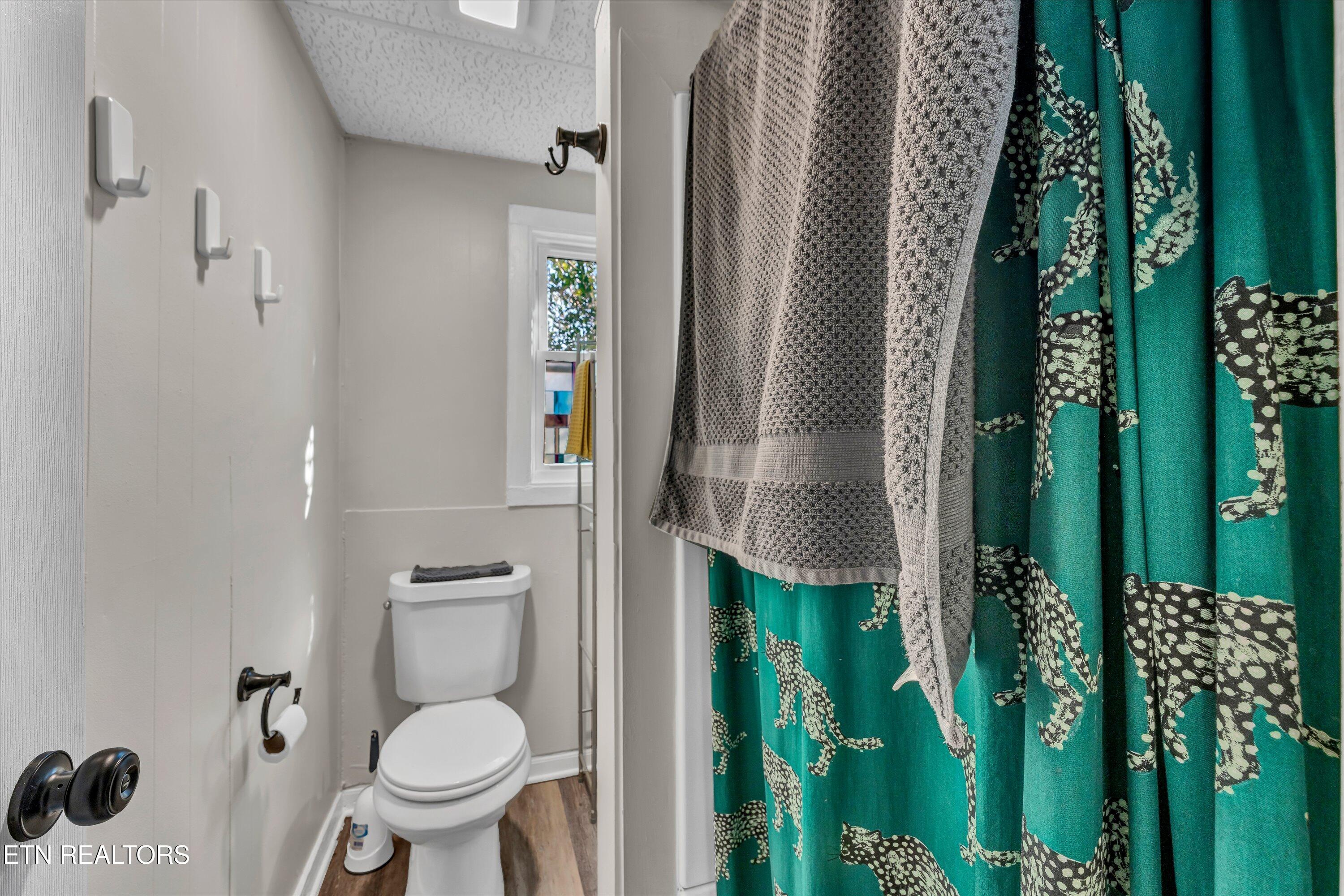 558/560 W Outer Drive Oak Ridge TN 37830