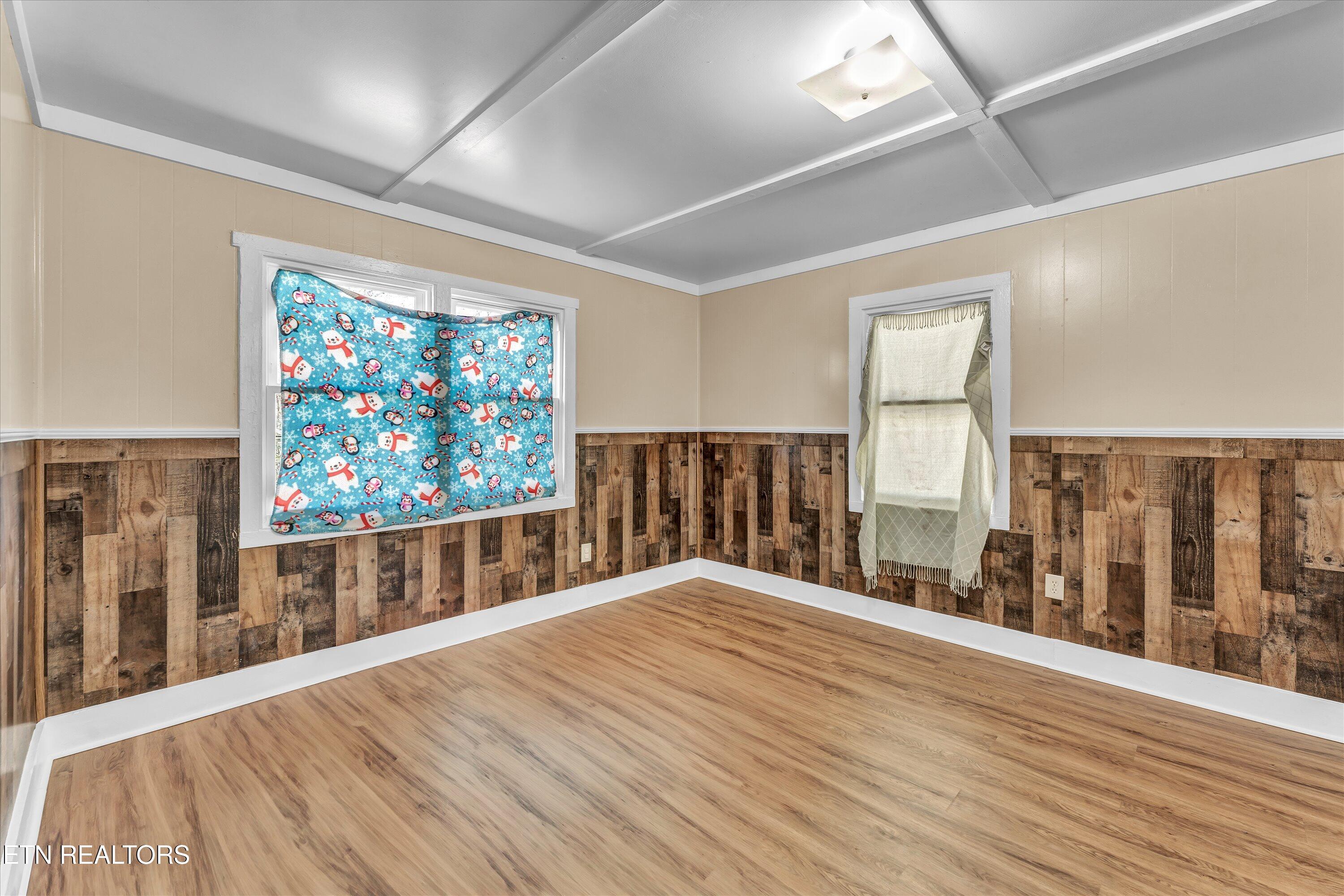 558/560 W Outer Drive Oak Ridge TN 37830