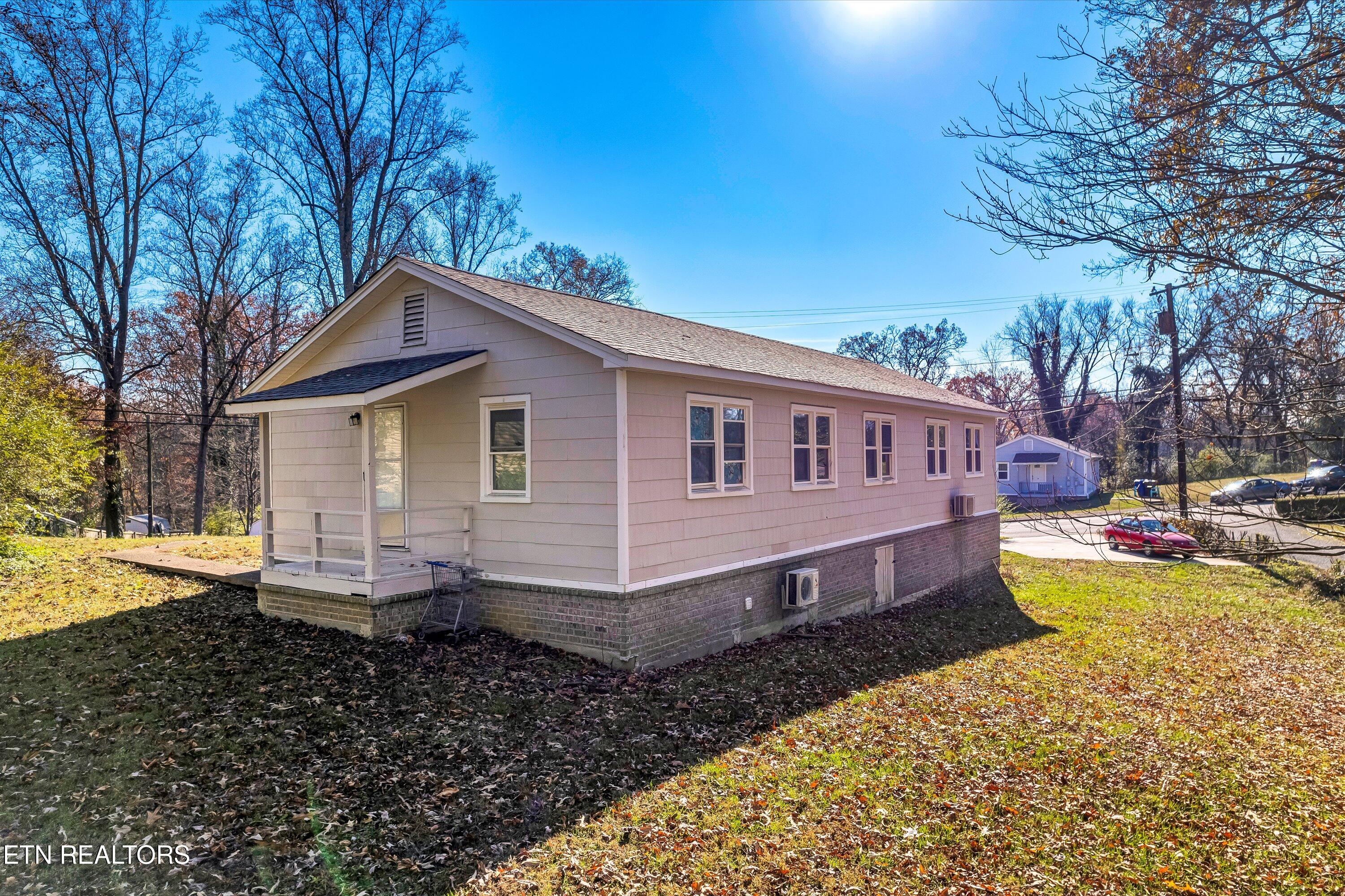 558/560 W Outer Drive Oak Ridge TN 37830