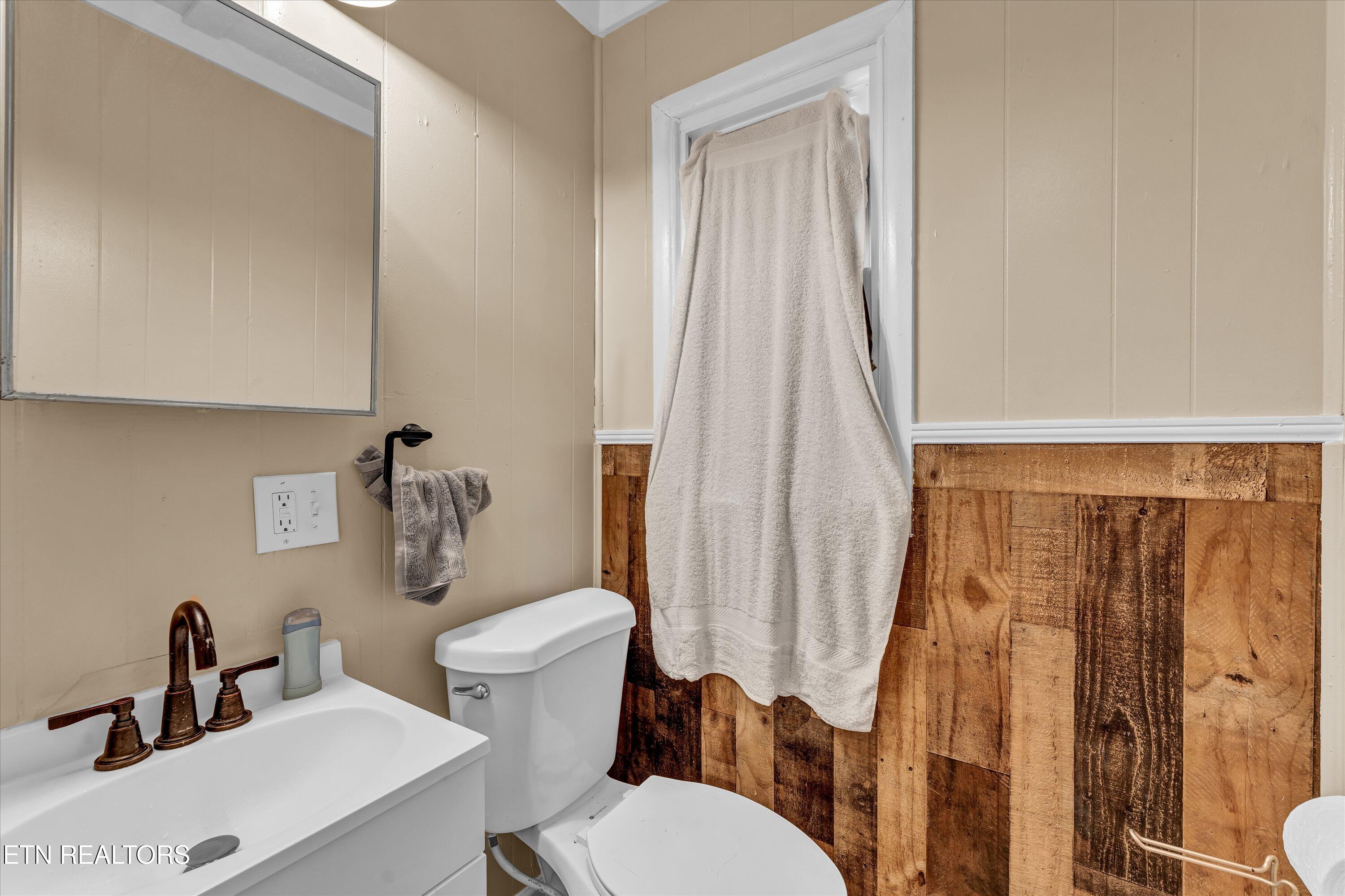 558/560 W Outer Drive Oak Ridge TN 37830