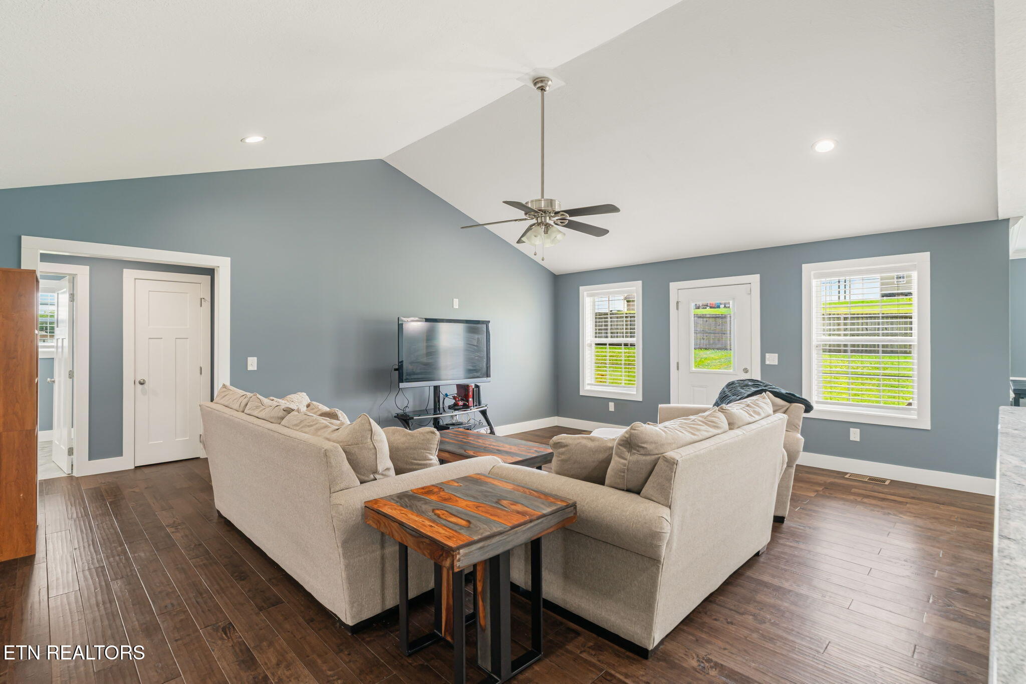 527 Low Valley Road Dandridge TN 37725