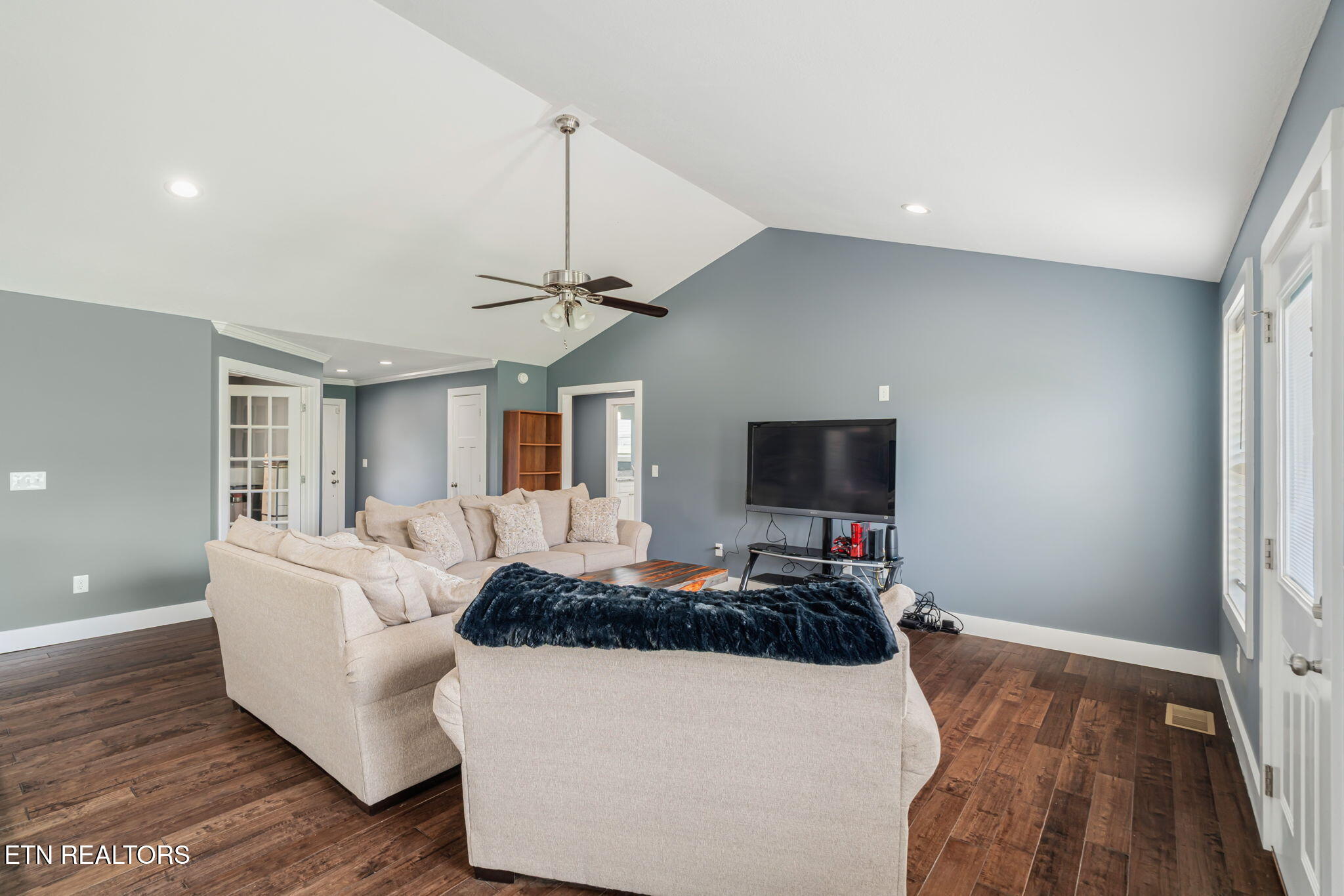 527 Low Valley Road Dandridge TN 37725