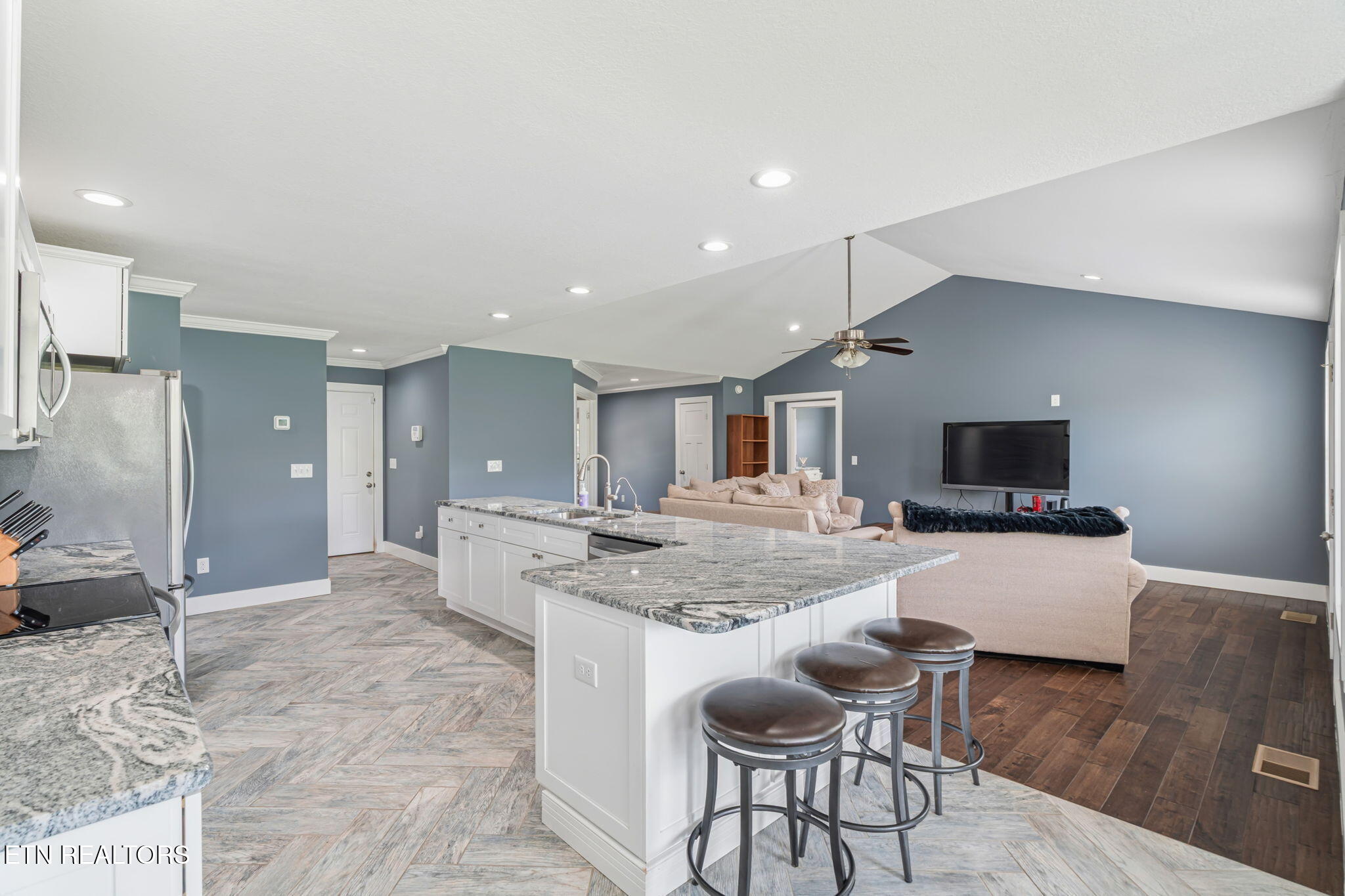 527 Low Valley Road Dandridge TN 37725