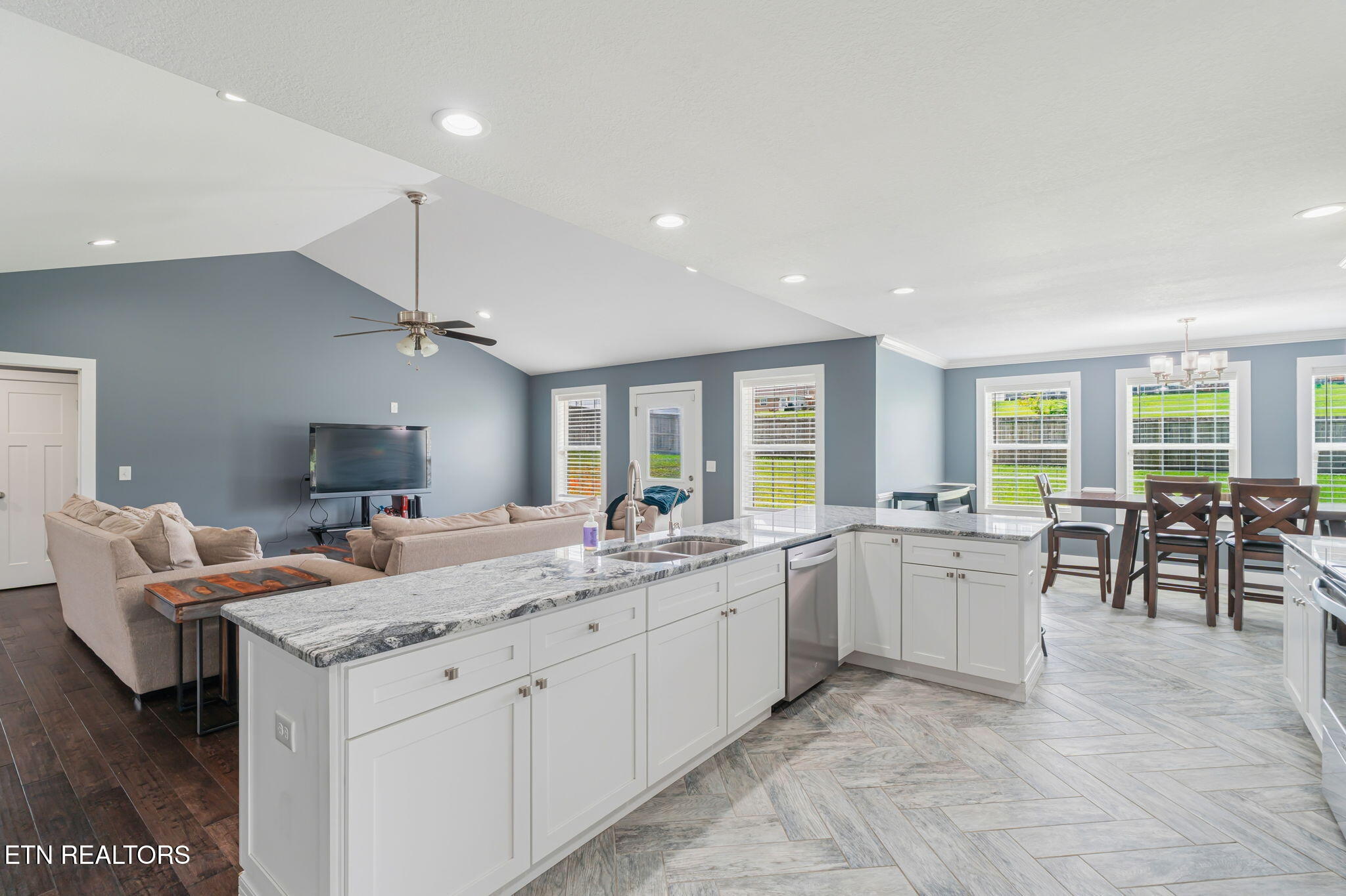 527 Low Valley Road Dandridge TN 37725