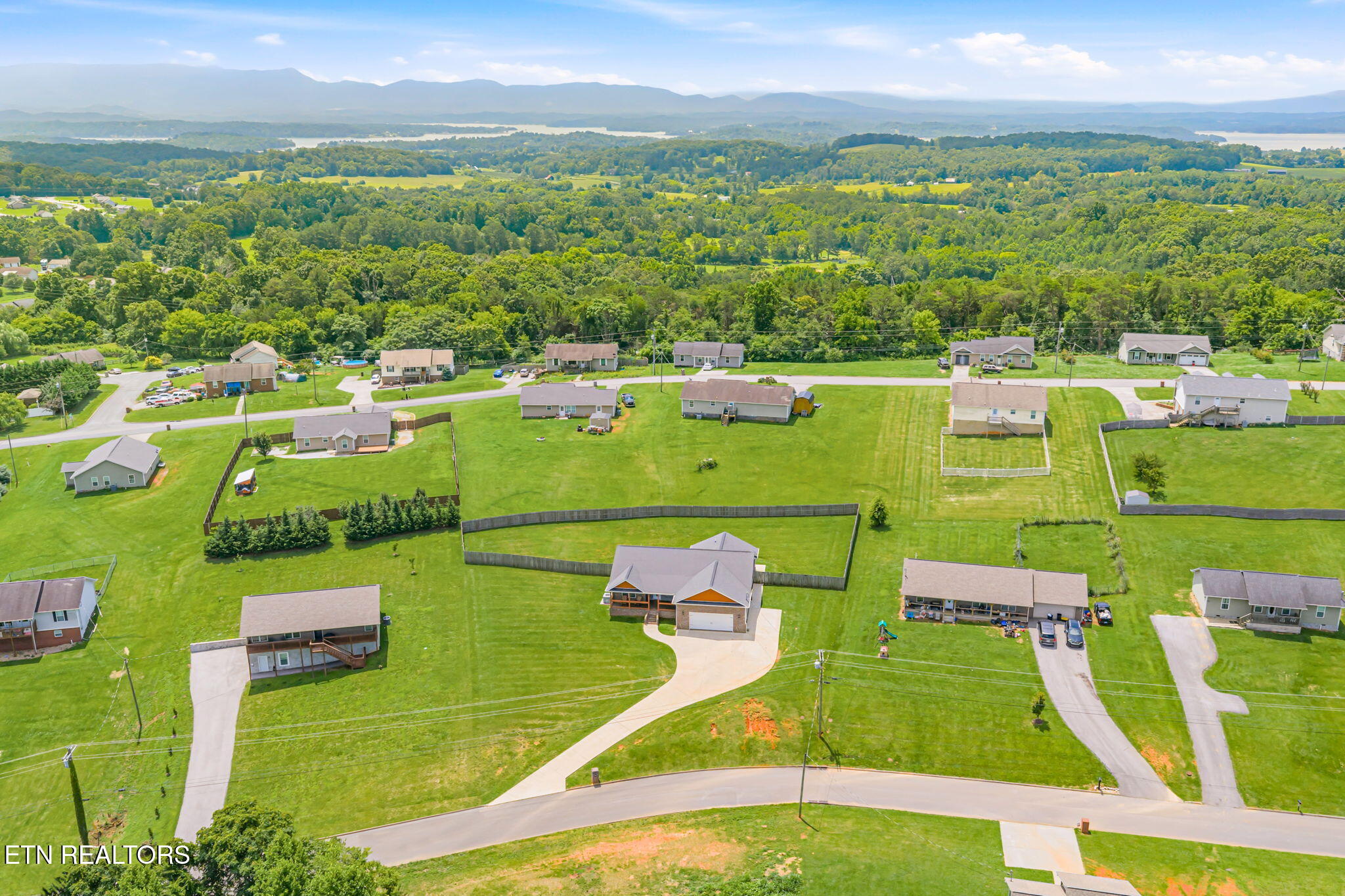 527 Low Valley Road Dandridge TN 37725