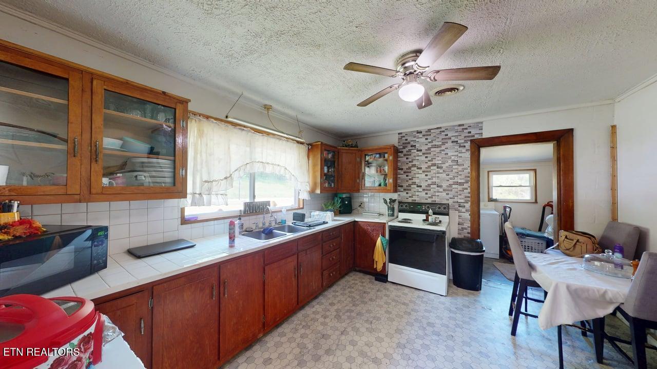525 Matthews Lane Mosheim TN 37818