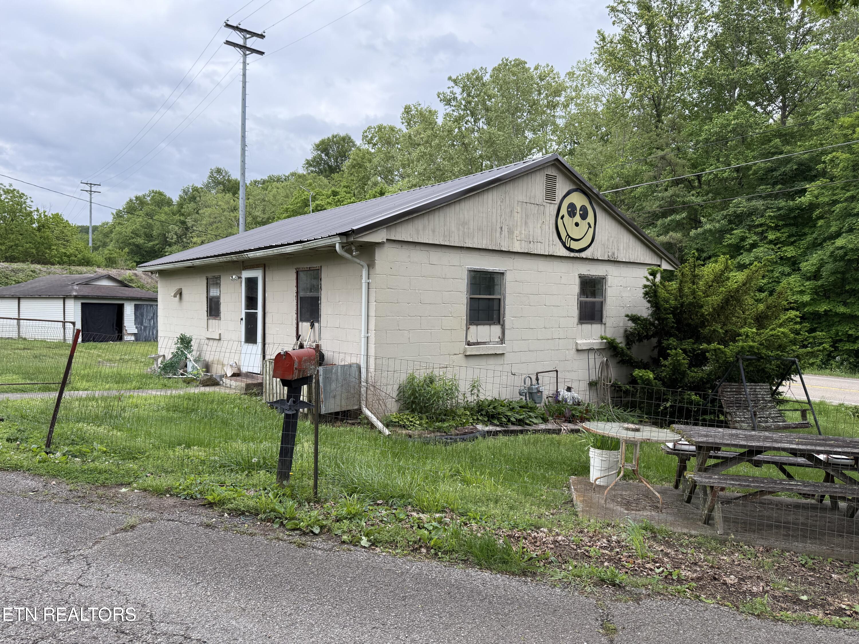 102 Rostron Lane Clinton TN 37716