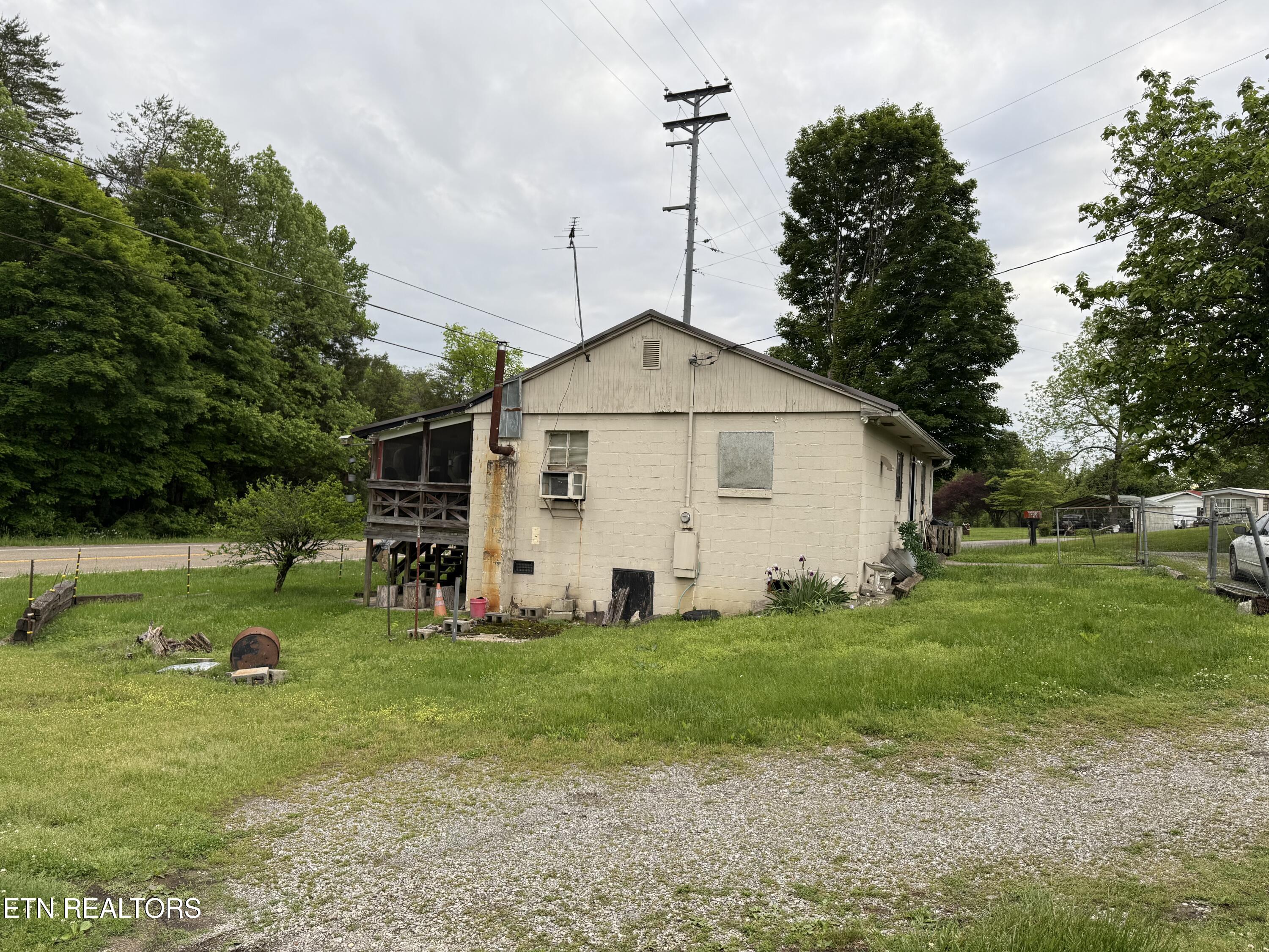 102 Rostron Lane Clinton TN 37716