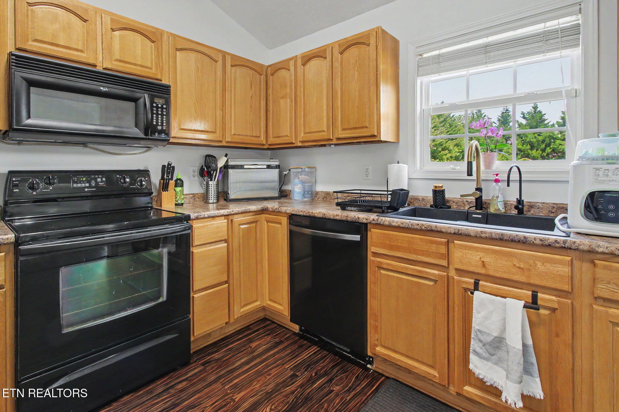 6115 Old Niles Ferry Pike Greenback TN 37742