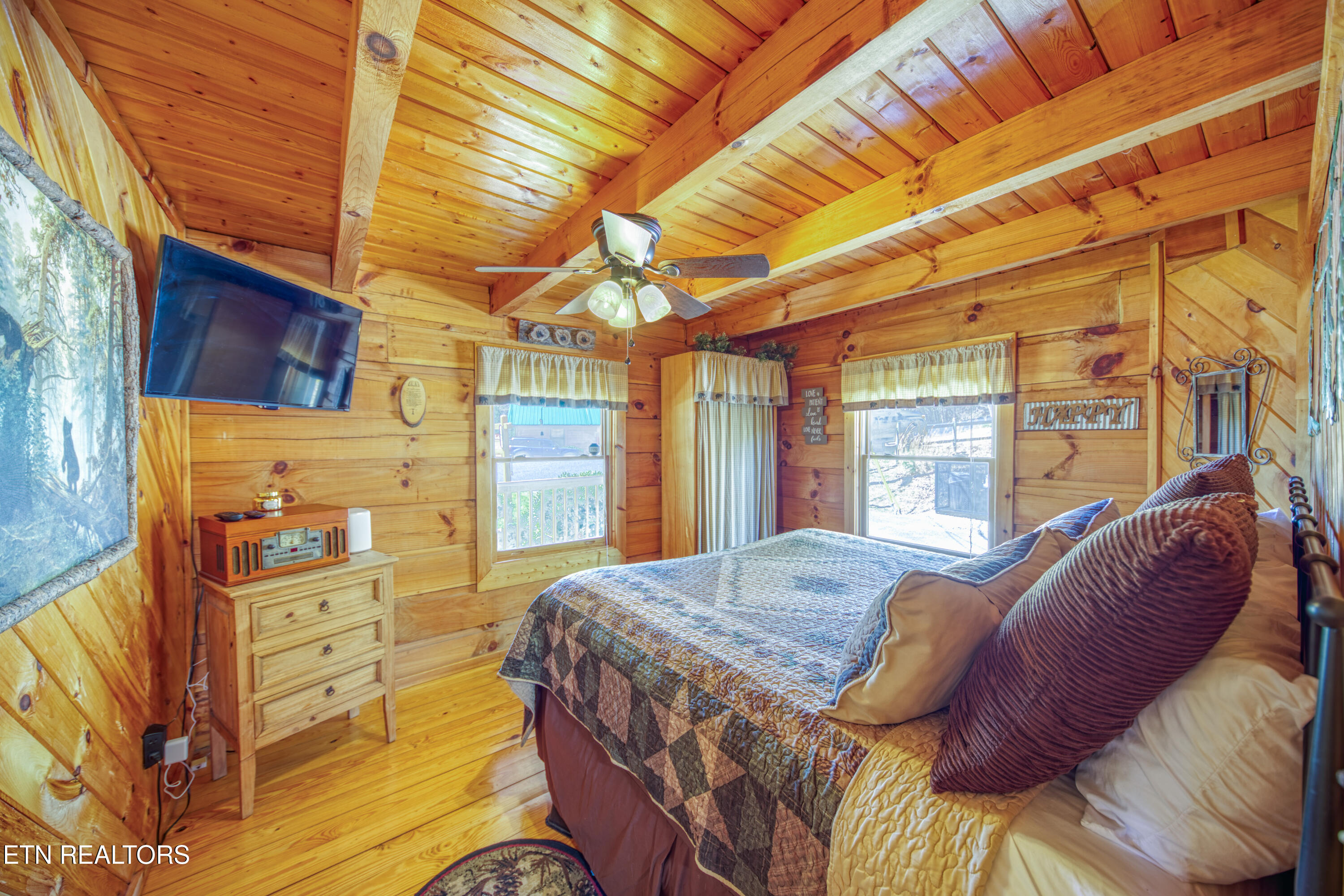2621 Raccoon Hollow Way Pigeon Forge TN 37862