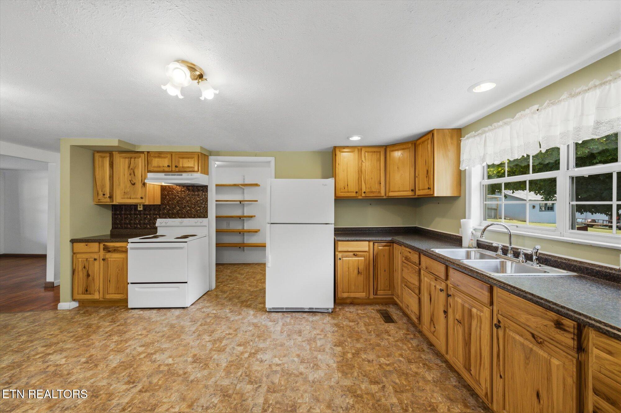 3317 Pink Hatcher Lane Louisville TN 37777