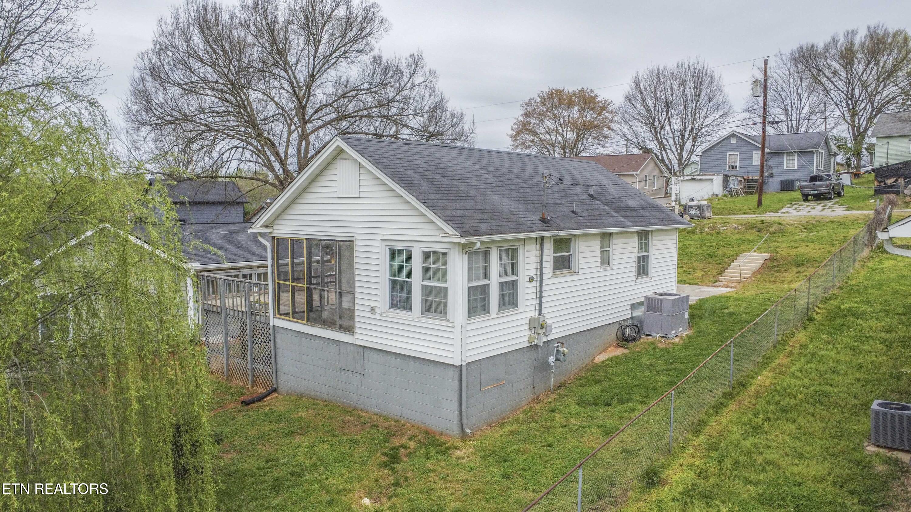 1009 E 1st Avenue Lenoir City TN 37771
