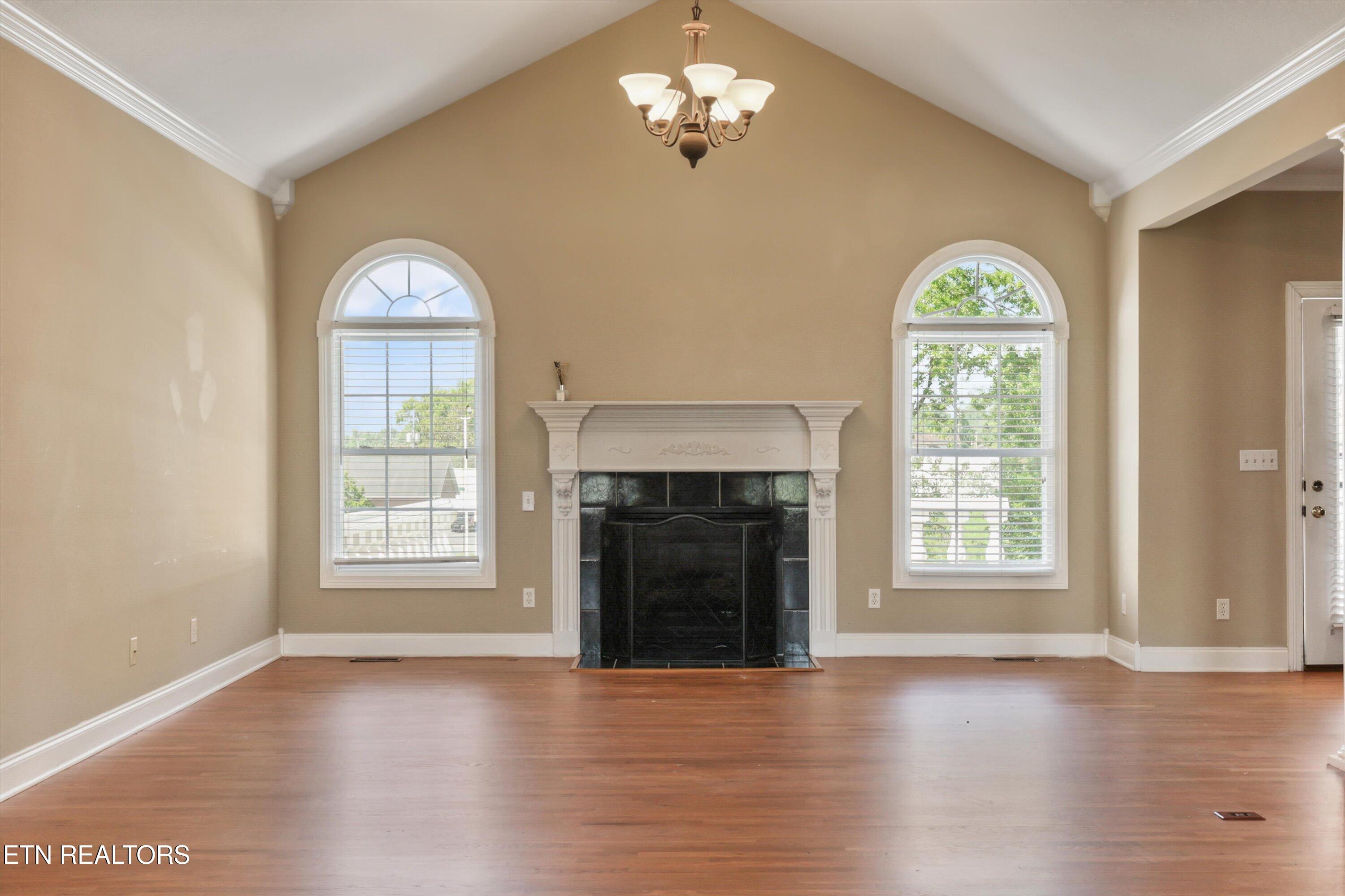 111 Colonial Heights Lafollette TN 37766