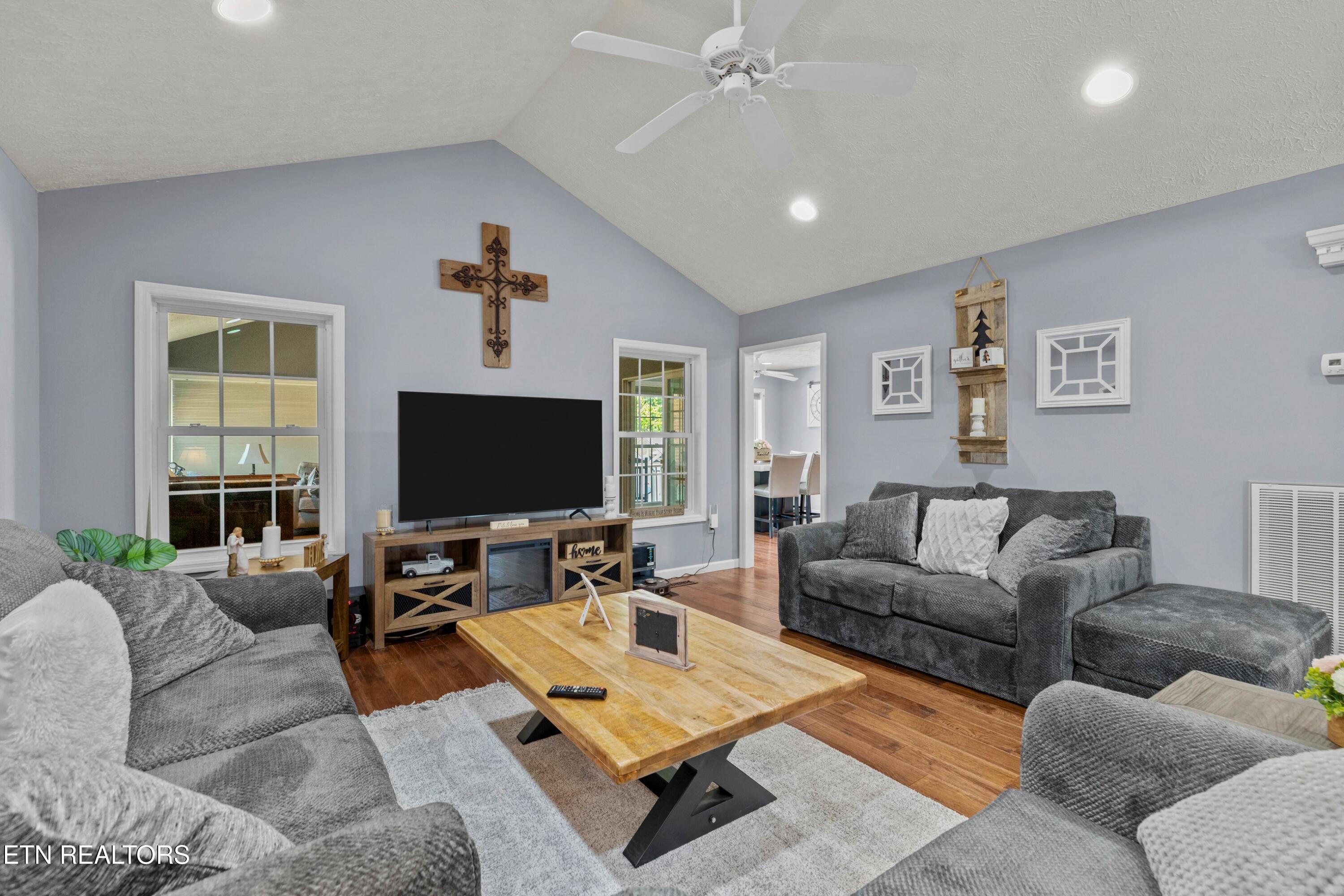 683 Privet Drive Dandridge TN 37725