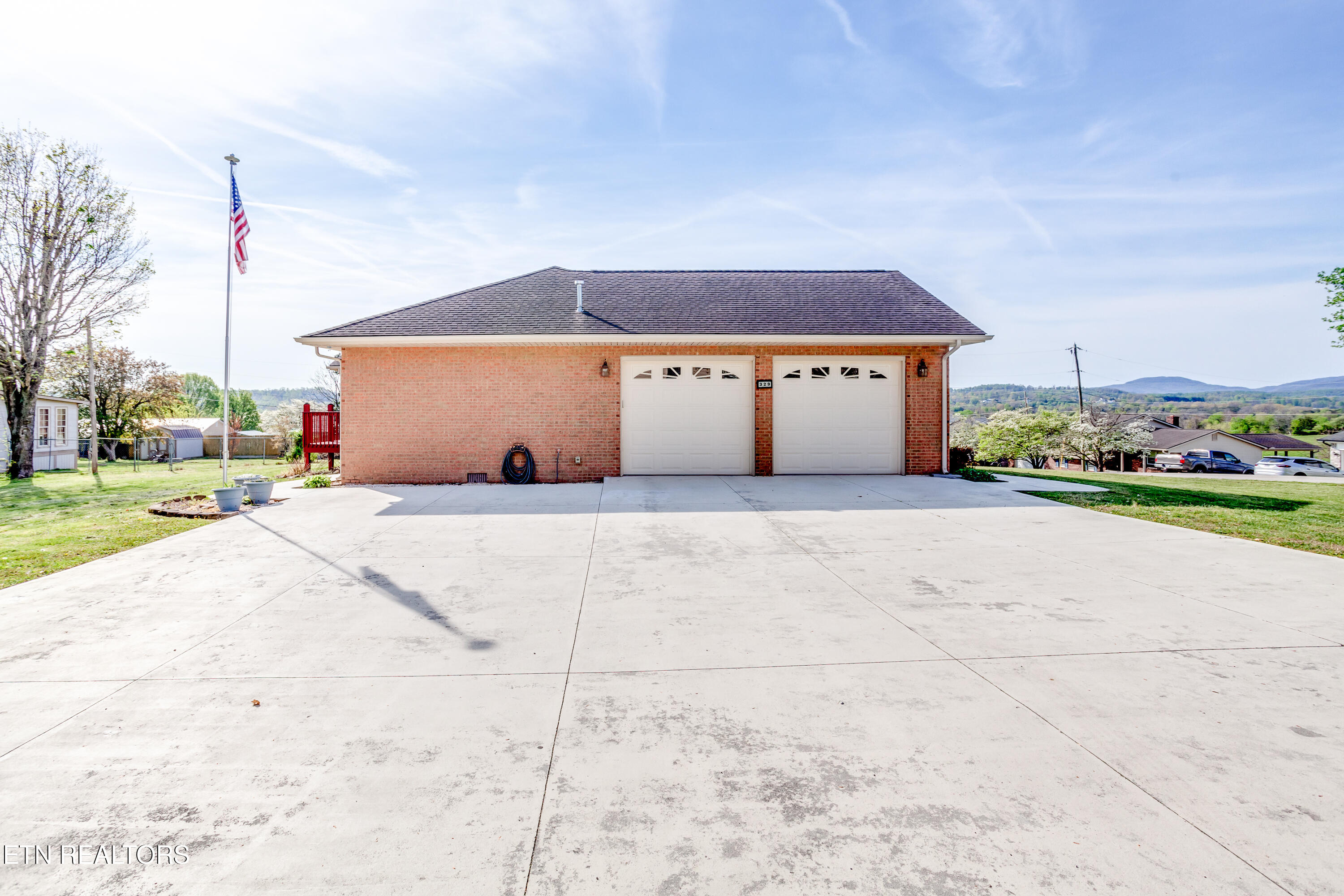 329 Hickory Lane Jacksboro TN 37757