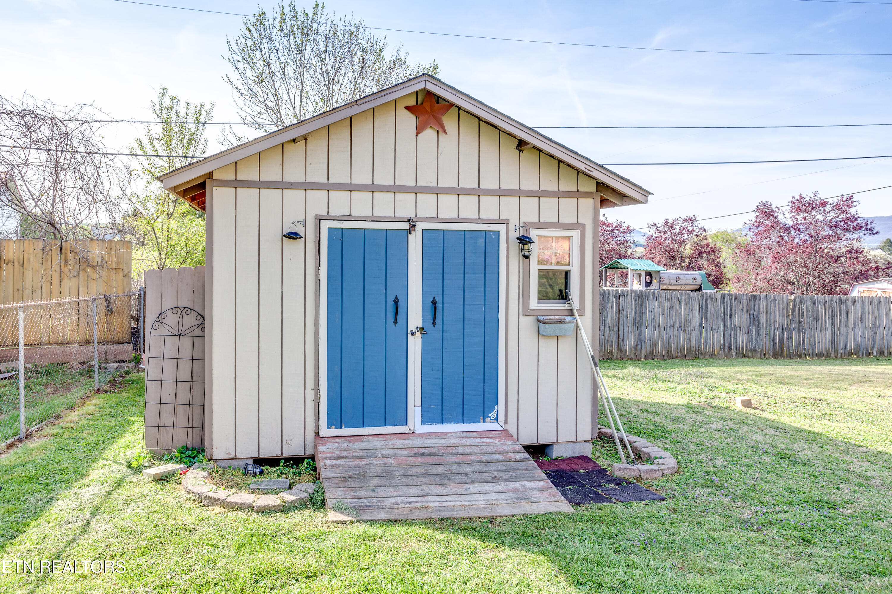 329 Hickory Lane Jacksboro TN 37757