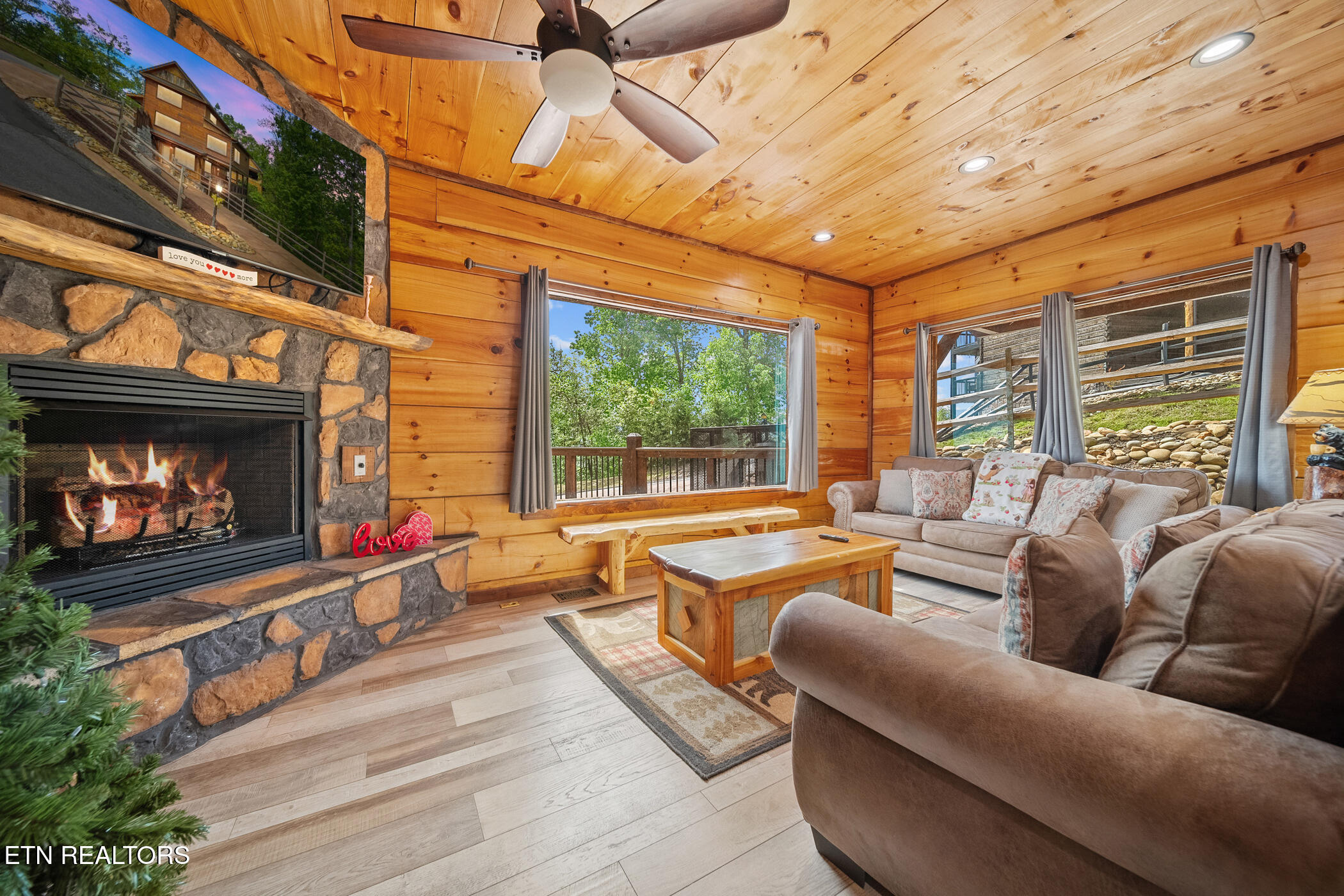 2412 Hawks Nest Way Sevierville TN 37862