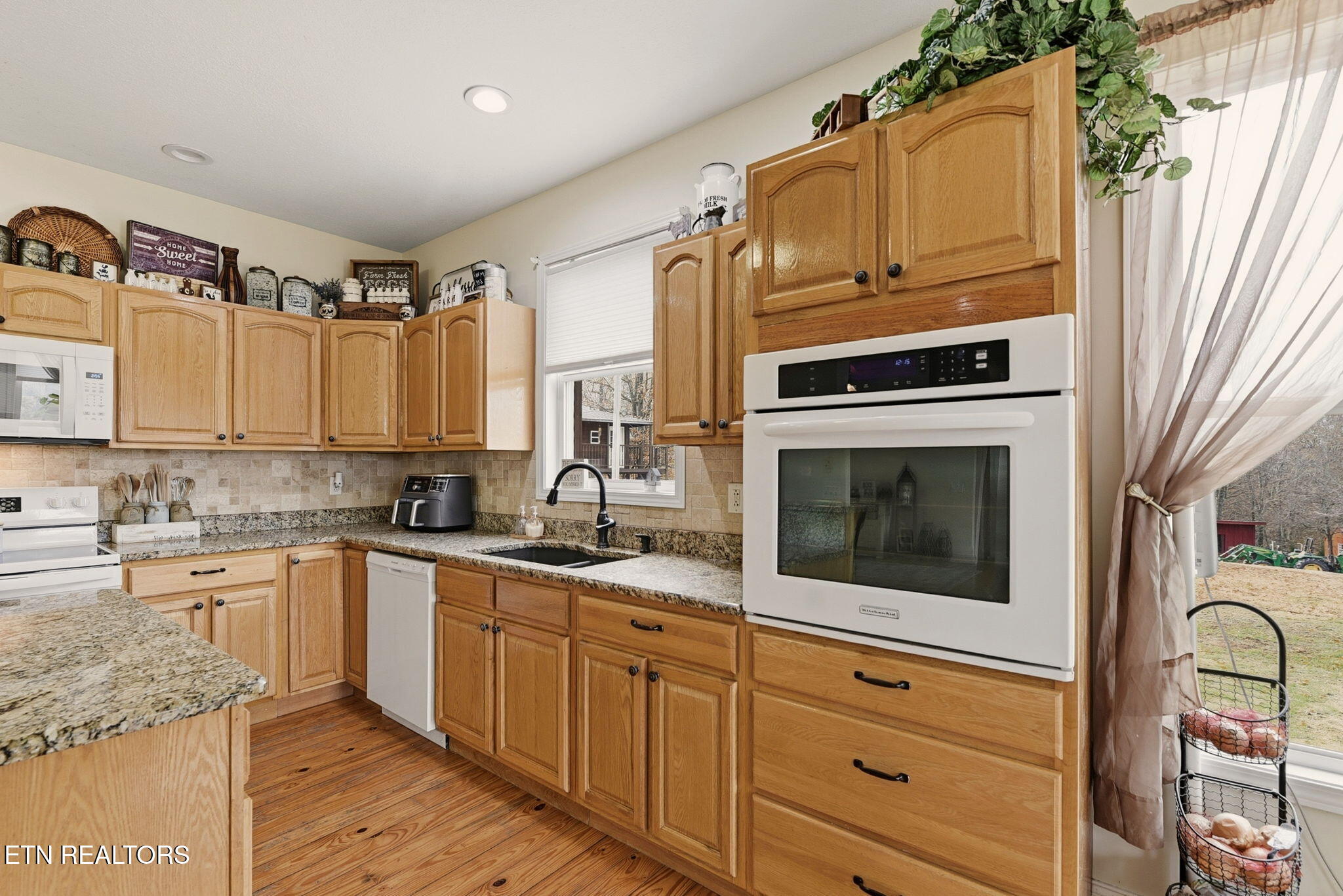 445 & 443 Leighton Lane Jacksboro TN 37757