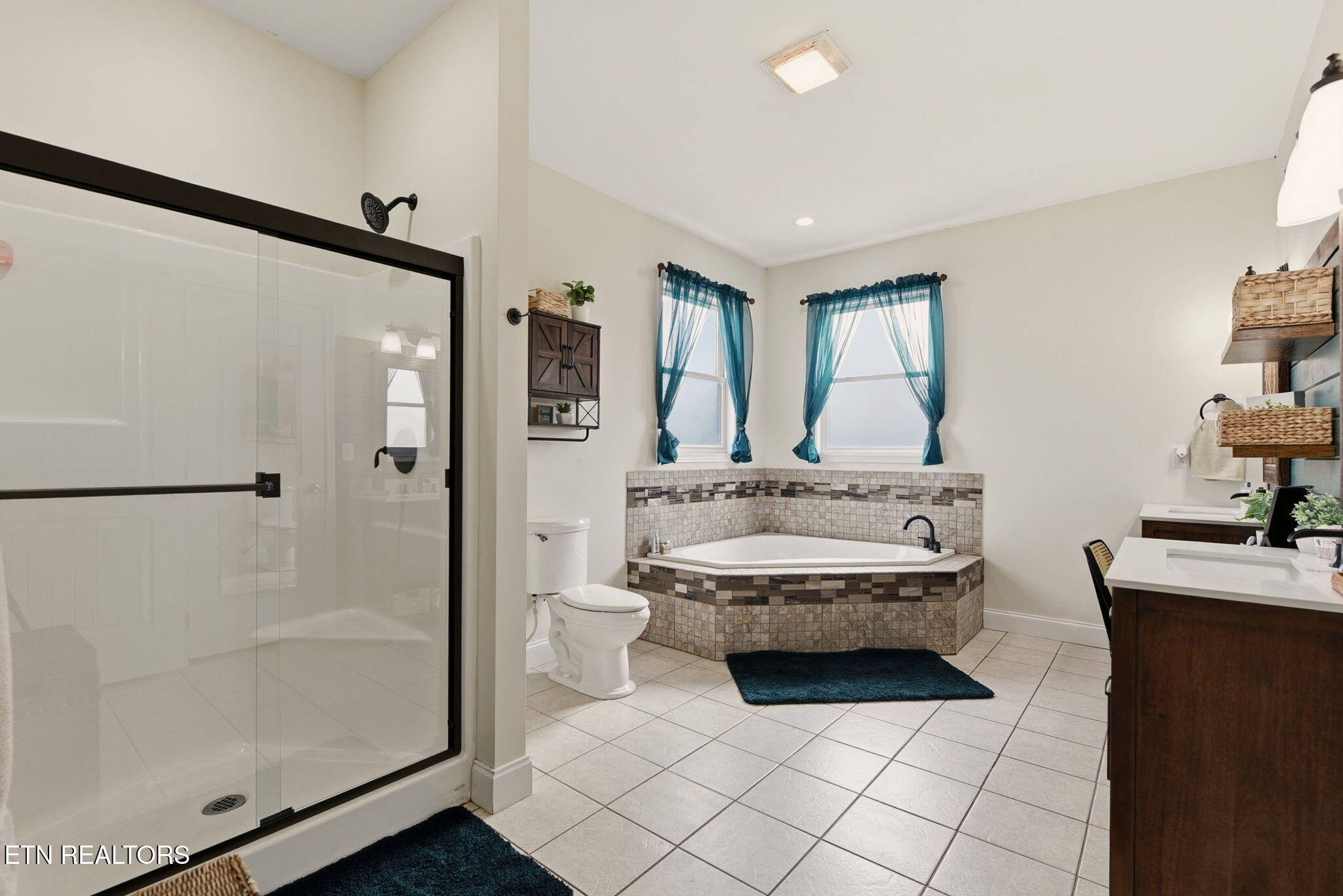 445 & 443 Leighton Lane Jacksboro TN 37757