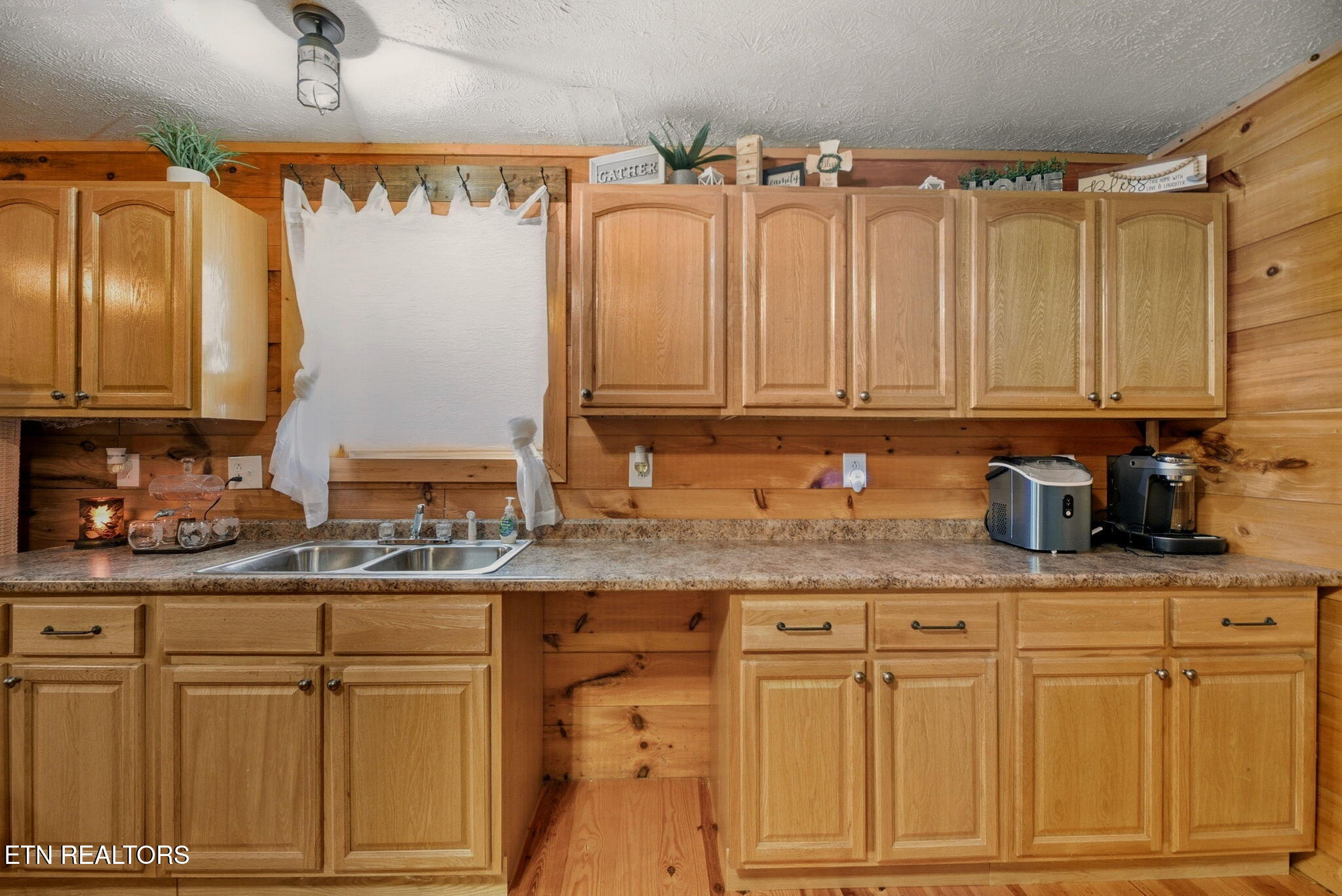 445 & 443 Leighton Lane Jacksboro TN 37757