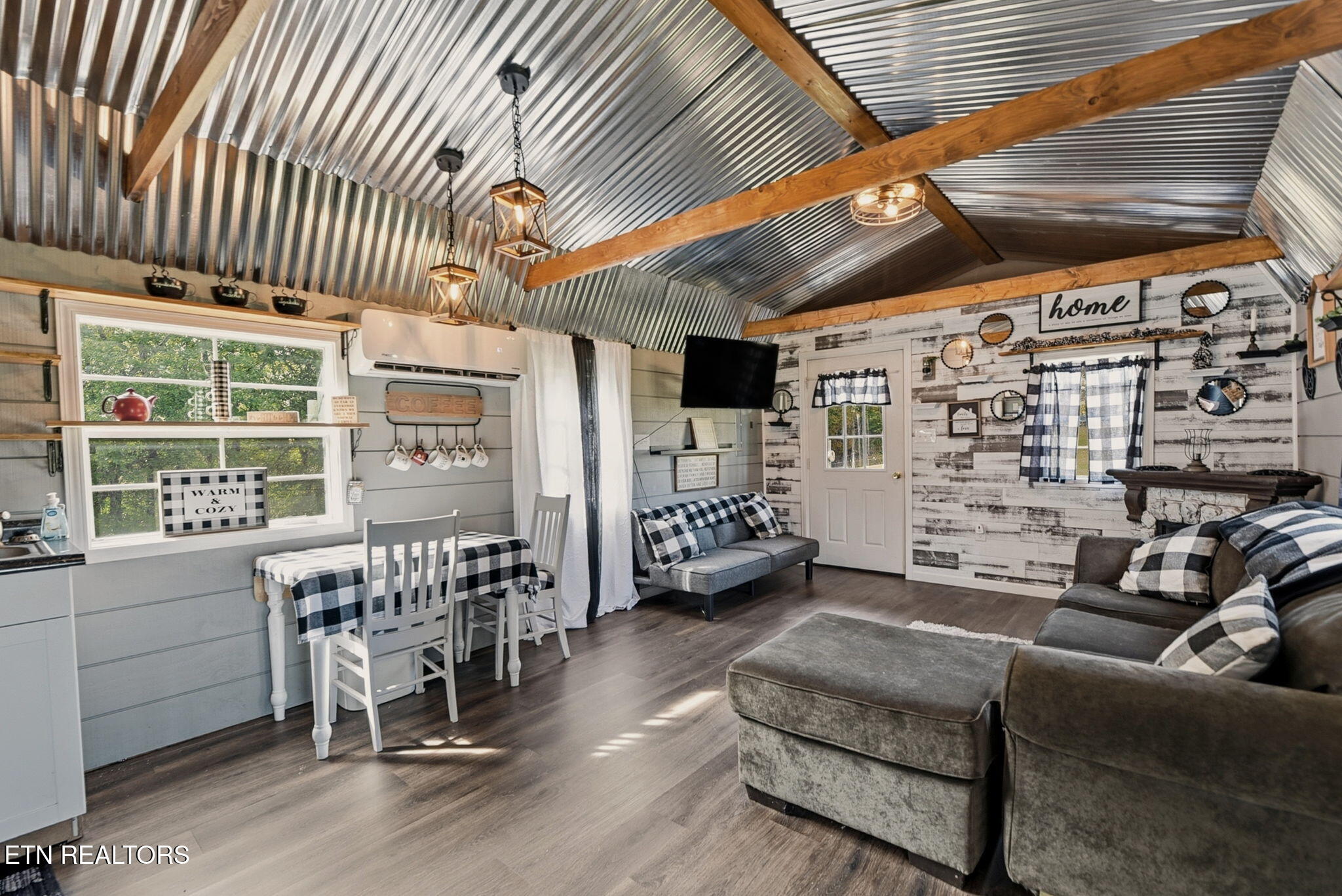 445 & 443 Leighton Lane Jacksboro TN 37757