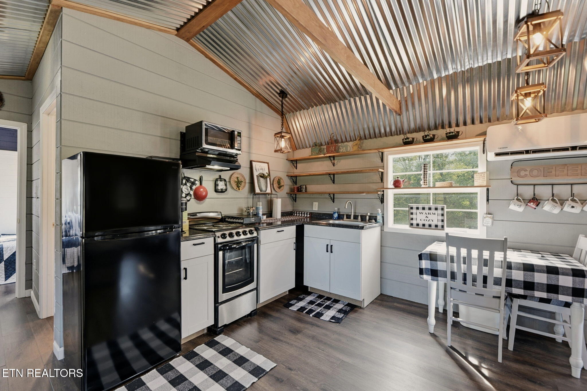 445 & 443 Leighton Lane Jacksboro TN 37757